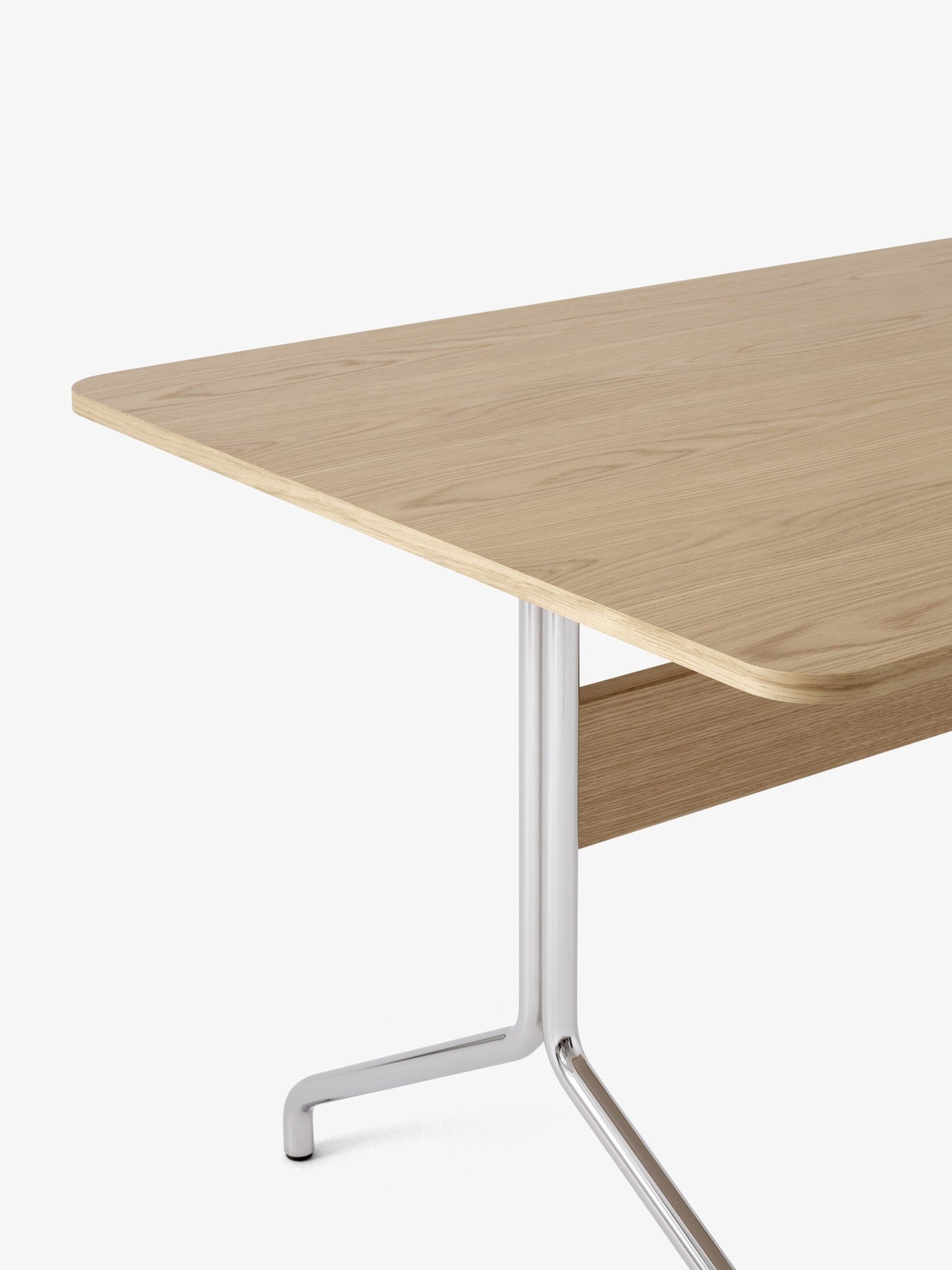 Mesa comedor &Tradition Pavilion AV24 con tablero de chapa y estructura de acero, diseño minimalista de Anderssen & Voll; Pavilion Dining Table AV24 — Pavilion AV24_Black Lacquered Oak w. Black; Pavilion Dining Table AV24 — Pavilion AV24_Lacquered Walnut w. Black; Pavilion Dining Table AV24 — Pavilion AV24_Black Lacquered Oak w. Chrome; Pavilion Dining Table AV24 — ATD_Retail_2024_Pavilion AV24_Rely HW41_Collect Wine glass SC79_Momento Jug JH38_Tripod HM9