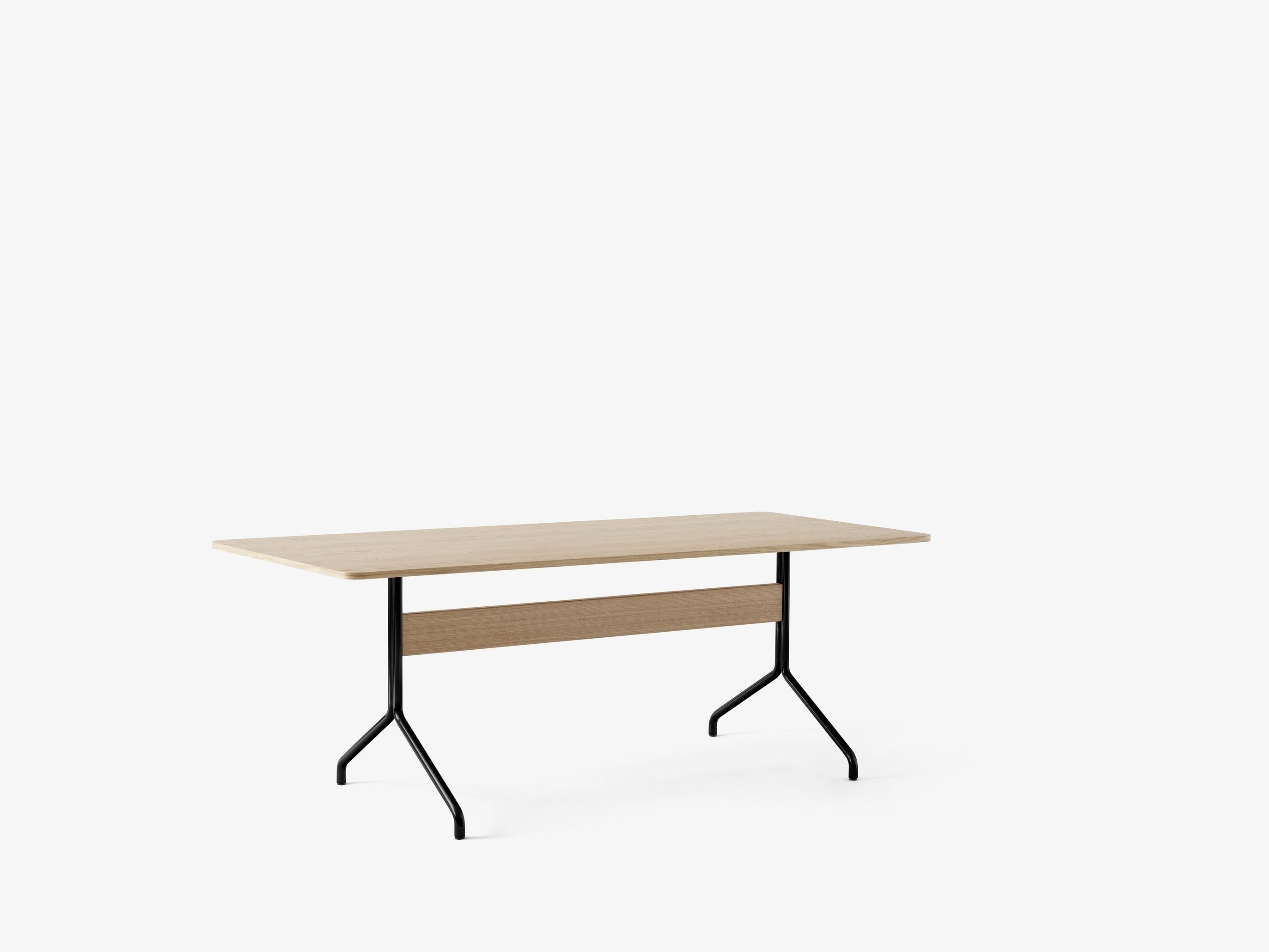 Mesa de comedor Pavilion AV19 de &Tradition con tablero de chapa de madera y patas de acero negro, diseño escandinavo minimal; Pavilion Dining Table AV19 — Pavilion AV19_Clear Lacquered Oak w. Chrome; Pavilion Dining Table AV19 — Pavilion AV19_Lacquered Walnut w. Chrome; Pavilion Dining Table AV19 — Pavilion AV19_Clear Lacquered Oak w. Black; Pavilion Dining Table AV19 — Pavilion AV19_Lacquered Walnut w. Black