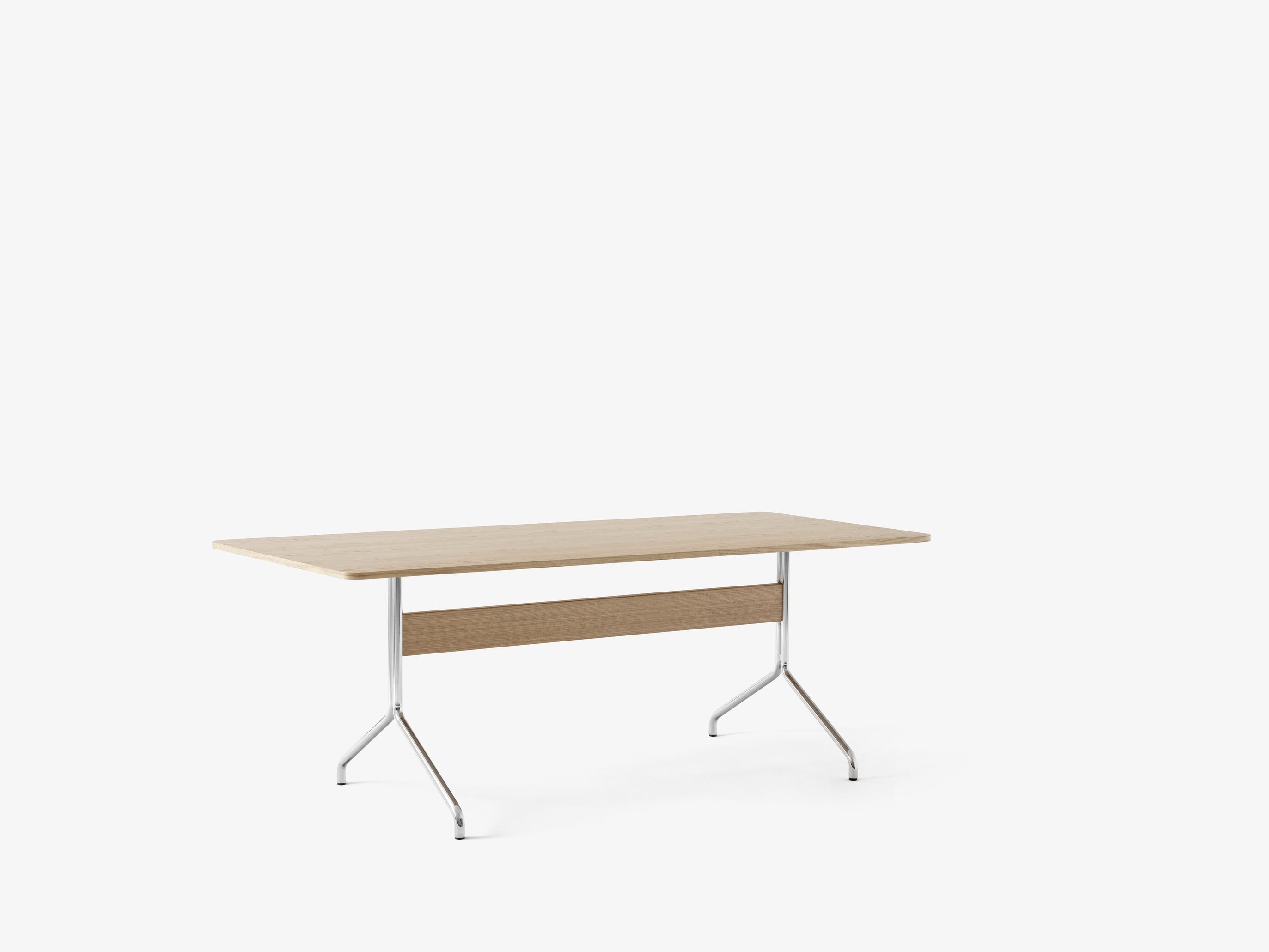Mesa de comedor Pavilion AV19 de &Tradition con tablero de chapa de madera y patas de acero negro, diseño escandinavo minimal; Pavilion Dining Table AV19 — Pavilion AV19_Clear Lacquered Oak w. Chrome; Pavilion Dining Table AV19 — Pavilion AV19_Lacquered Walnut w. Chrome; Pavilion Dining Table AV19 — Pavilion AV19_Clear Lacquered Oak w. Black; Pavilion Dining Table AV19 — Pavilion AV19_Lacquered Walnut w. Black