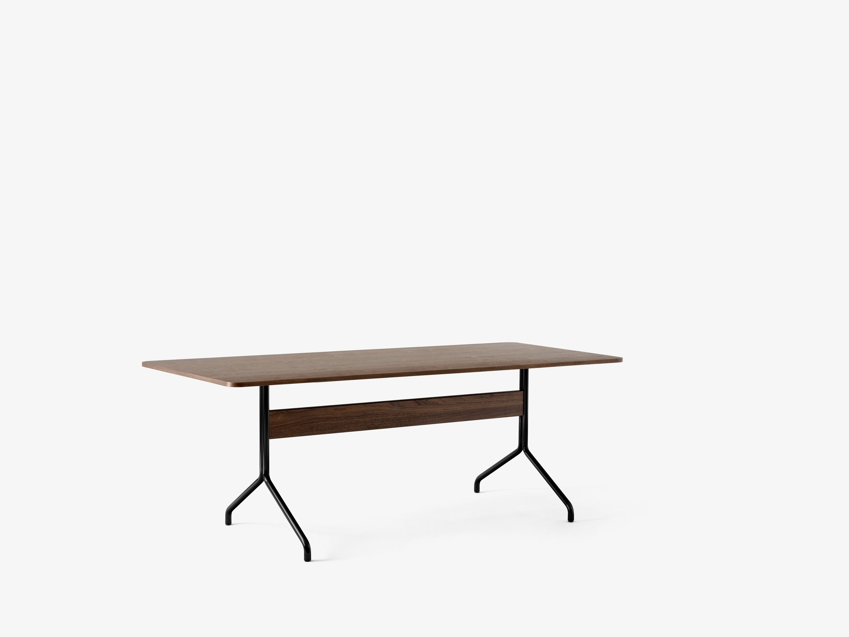 Mesa de comedor Pavilion AV19 de &Tradition con tablero de chapa de madera y patas de acero negro, diseño escandinavo minimal; Pavilion Dining Table AV19 — Pavilion AV19_Clear Lacquered Oak w. Chrome; Pavilion Dining Table AV19 — Pavilion AV19_Lacquered Walnut w. Chrome; Pavilion Dining Table AV19 — Pavilion AV19_Clear Lacquered Oak w. Black; Pavilion Dining Table AV19 — Pavilion AV19_Lacquered Walnut w. Black