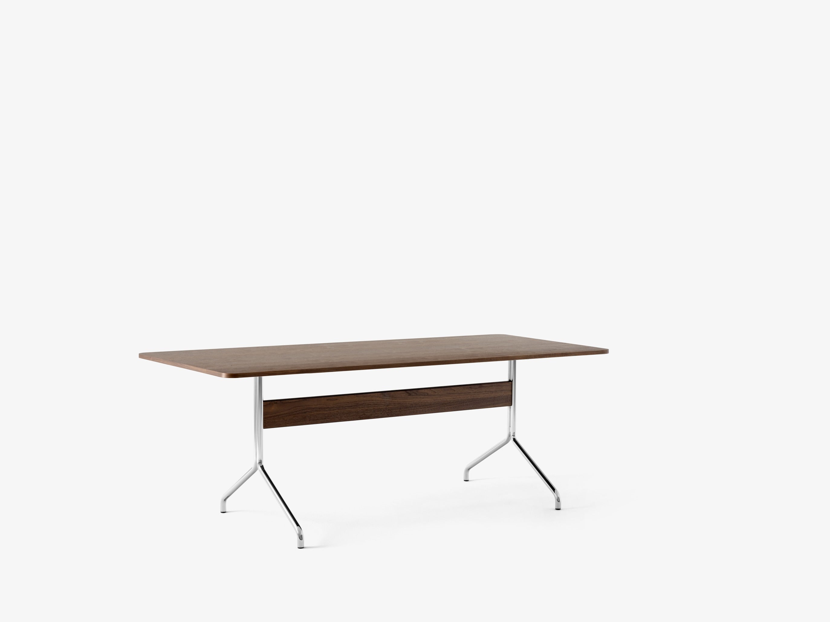 Mesa de comedor Pavilion AV19 de &Tradition con tablero de chapa de madera y patas de acero negro, diseño escandinavo minimal; Pavilion Dining Table AV19 — Pavilion AV19_Clear Lacquered Oak w. Chrome; Pavilion Dining Table AV19 — Pavilion AV19_Lacquered Walnut w. Chrome; Pavilion Dining Table AV19 — Pavilion AV19_Clear Lacquered Oak w. Black; Pavilion Dining Table AV19 — Pavilion AV19_Lacquered Walnut w. Black