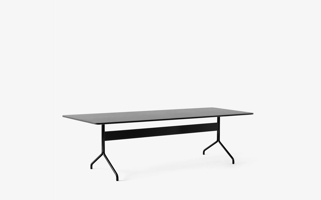 Mesa comedor &Tradition Pavilion AV24 con tablero de chapa y estructura de acero, diseño minimalista de Anderssen & Voll; Pavilion Dining Table AV24 — Pavilion AV24_Black Lacquered Oak w. Black; Pavilion Dining Table AV24 — Pavilion AV24_Lacquered Walnut w. Black; Pavilion Dining Table AV24 — Pavilion AV24_Black Lacquered Oak w. Chrome; Pavilion Dining Table AV24 — ATD_Retail_2024_Pavilion AV24_Rely HW41_Collect Wine glass SC79_Momento Jug JH38_Tripod HM9