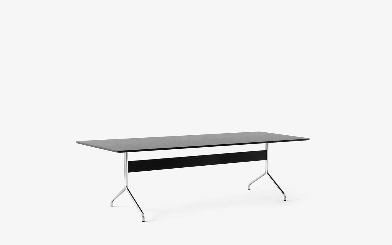 Mesa comedor &Tradition Pavilion AV24 con tablero de chapa y estructura de acero, diseño minimalista de Anderssen & Voll; Pavilion Dining Table AV24 — Pavilion AV24_Black Lacquered Oak w. Black; Pavilion Dining Table AV24 — Pavilion AV24_Lacquered Walnut w. Black; Pavilion Dining Table AV24 — Pavilion AV24_Black Lacquered Oak w. Chrome; Pavilion Dining Table AV24 — ATD_Retail_2024_Pavilion AV24_Rely HW41_Collect Wine glass SC79_Momento Jug JH38_Tripod HM9