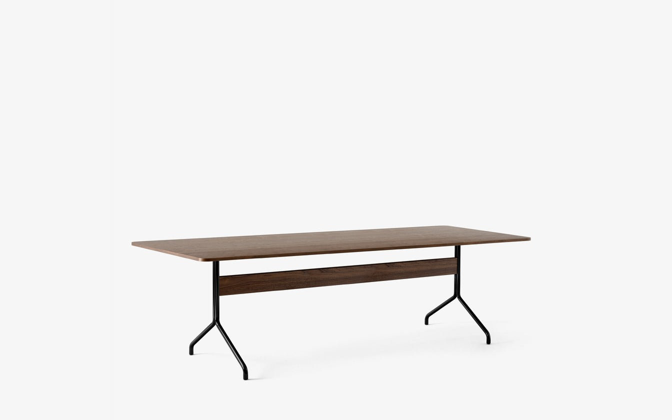 Mesa comedor &Tradition Pavilion AV24 con tablero de chapa y estructura de acero, diseño minimalista de Anderssen & Voll; Pavilion Dining Table AV24 — Pavilion AV24_Black Lacquered Oak w. Black; Pavilion Dining Table AV24 — Pavilion AV24_Lacquered Walnut w. Black; Pavilion Dining Table AV24 — Pavilion AV24_Black Lacquered Oak w. Chrome; Pavilion Dining Table AV24 — ATD_Retail_2024_Pavilion AV24_Rely HW41_Collect Wine glass SC79_Momento Jug JH38_Tripod HM9