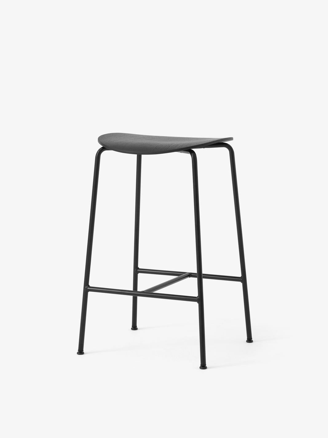 Taburete counter Pavilion AV37 de &Tradition con estructura de tubos de acero y asiento de chapa moldeada por Anderssen & Vol; Pavilion Counter Stool AV37 — Pavilion Counter Stool AV37_Black frame_Lacquered Walnut_Angled front; Pavilion Counter Stool AV37 — Pavilion Counter Stool AV37_Black frame_Black Lacquered Oak_Angled front; Pavilion Counter Stool AV37 — ATD_Retail_2025_Pavilion AV37_03; Pavilion Counter Stool AV37 — ATD_Retail_2025_Pavilion AV37_02
