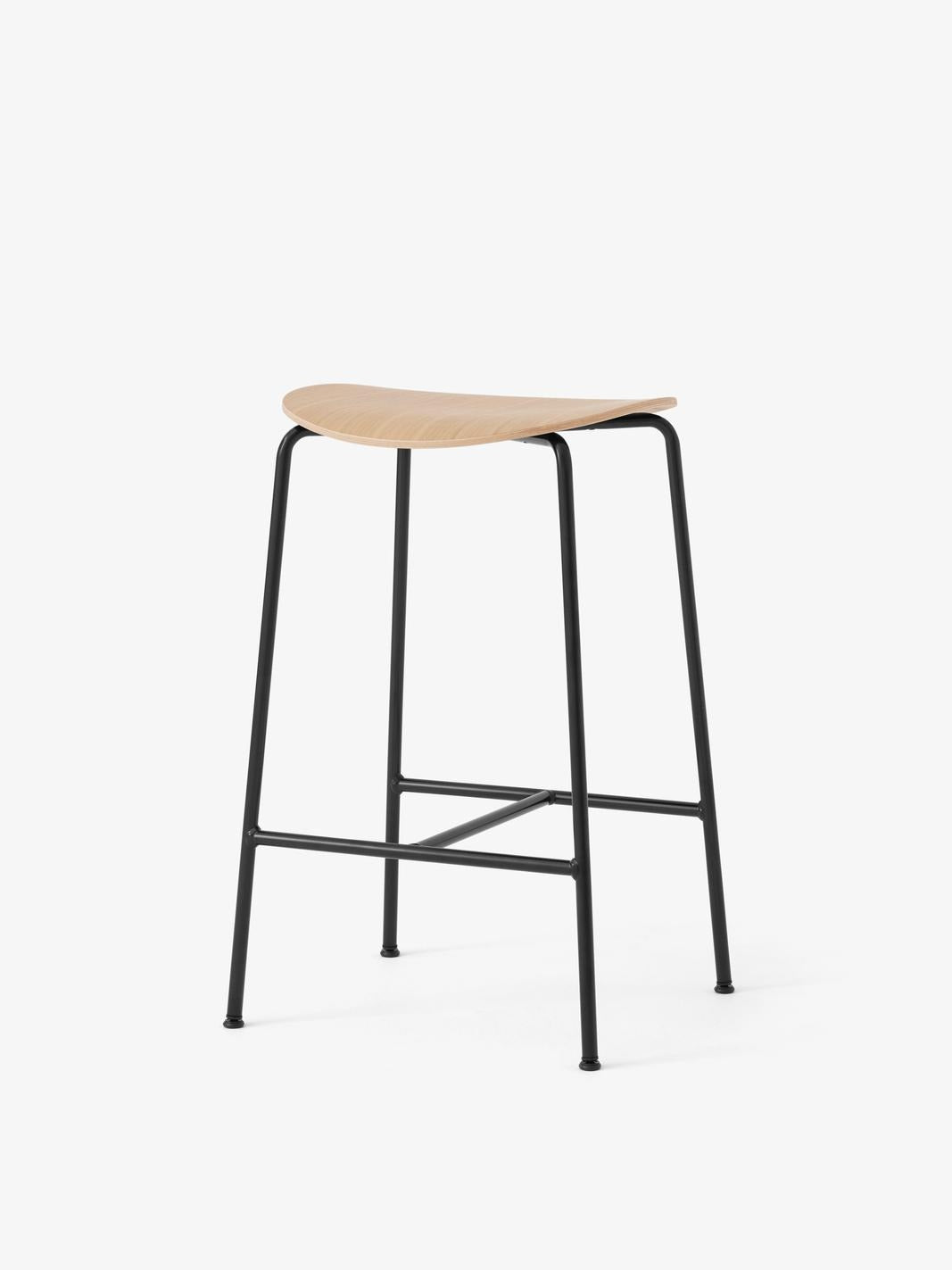 Taburete counter Pavilion AV37 de &Tradition con estructura de tubos de acero y asiento de chapa moldeada por Anderssen & Vol; Pavilion Counter Stool AV37 — Pavilion Counter Stool AV37_Black frame_Lacquered Walnut_Angled front; Pavilion Counter Stool AV37 — Pavilion Counter Stool AV37_Black frame_Black Lacquered Oak_Angled front; Pavilion Counter Stool AV37 — ATD_Retail_2025_Pavilion AV37_03; Pavilion Counter Stool AV37 — ATD_Retail_2025_Pavilion AV37_02
