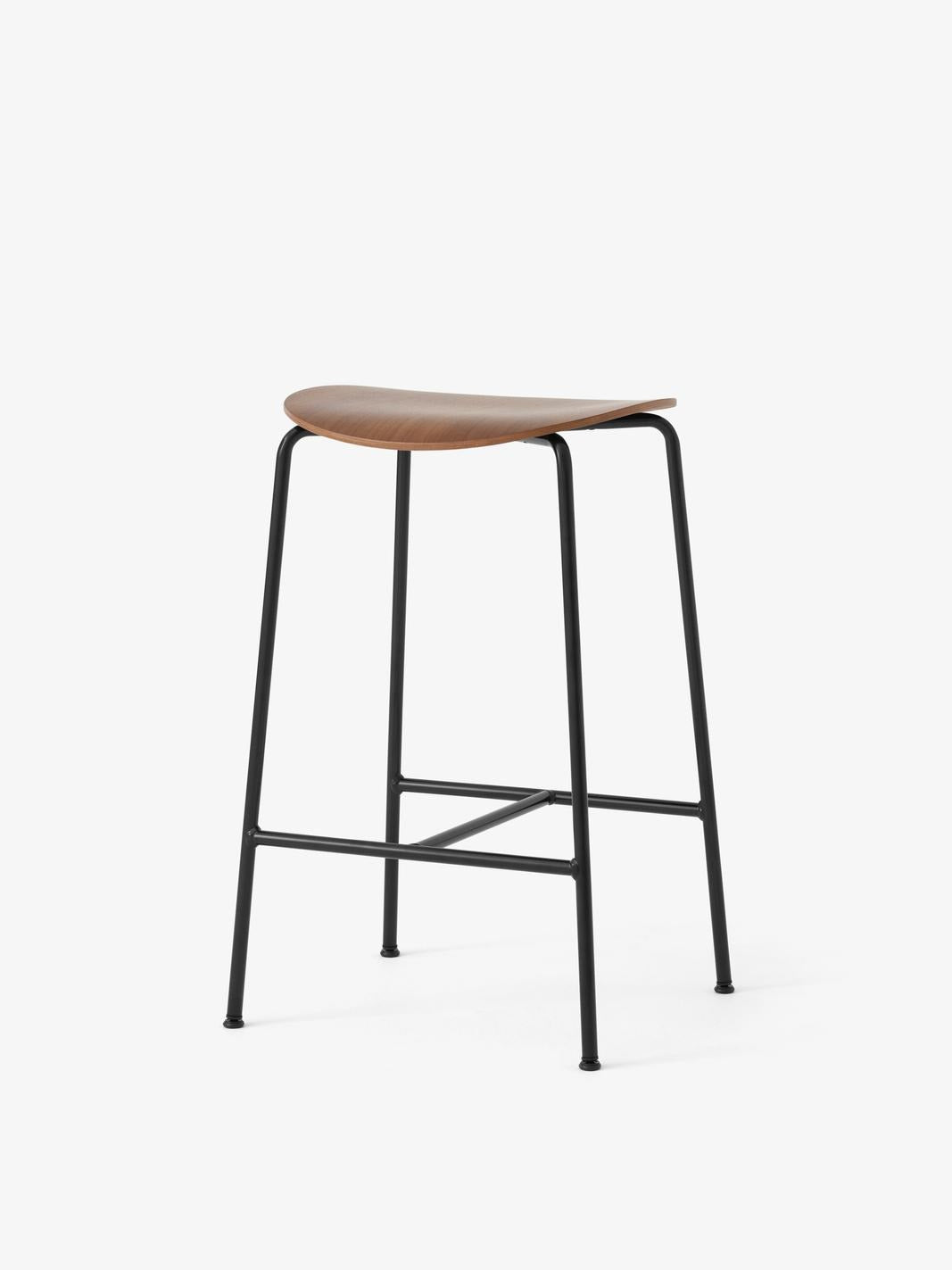 Taburete counter Pavilion AV37 de &Tradition con estructura de tubos de acero y asiento de chapa moldeada por Anderssen & Vol; Pavilion Counter Stool AV37 — Pavilion Counter Stool AV37_Black frame_Lacquered Walnut_Angled front; Pavilion Counter Stool AV37 — Pavilion Counter Stool AV37_Black frame_Black Lacquered Oak_Angled front; Pavilion Counter Stool AV37 — ATD_Retail_2025_Pavilion AV37_03; Pavilion Counter Stool AV37 — ATD_Retail_2025_Pavilion AV37_02
