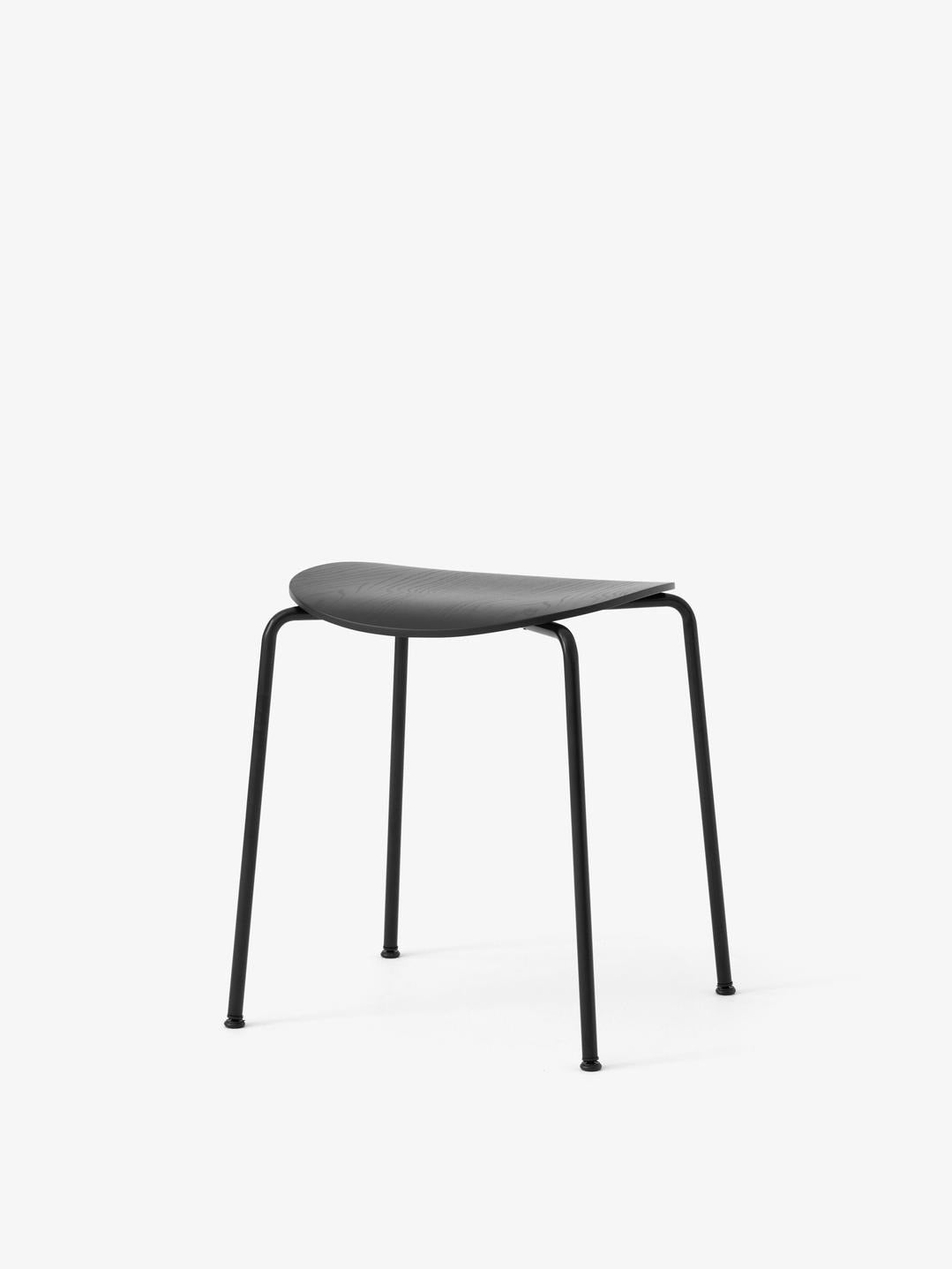 Taburete Pavilion AV36 de &Tradition con estructura de tubos de acero y asiento de chapa de madera moldeada, diseño minimalis; Pavilion Stool AV36 — Pavilion Stool AV36_Black Frame_Black Lacquered Oak_Angled Front; Pavilion Stool AV36 — Pavilion Stool AV36_Black Frame_Lacquered Oak_Angled Front; Pavilion Stool AV36 — Pavilion AV36 AV37 AV38_Black Frame_Black Lacquered Oak_Family; Pavilion Stool AV36 — Pavilion AV36 AV37 AV38_Black Frame_Lacquered Oak_Family
