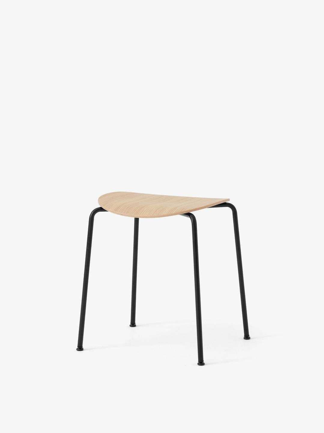 Taburete Pavilion AV36 de &Tradition con estructura de tubos de acero y asiento de chapa de madera moldeada, diseño minimalis; Pavilion Stool AV36 — Pavilion Stool AV36_Black Frame_Black Lacquered Oak_Angled Front; Pavilion Stool AV36 — Pavilion Stool AV36_Black Frame_Lacquered Oak_Angled Front; Pavilion Stool AV36 — Pavilion AV36 AV37 AV38_Black Frame_Black Lacquered Oak_Family; Pavilion Stool AV36 — Pavilion AV36 AV37 AV38_Black Frame_Lacquered Oak_Family