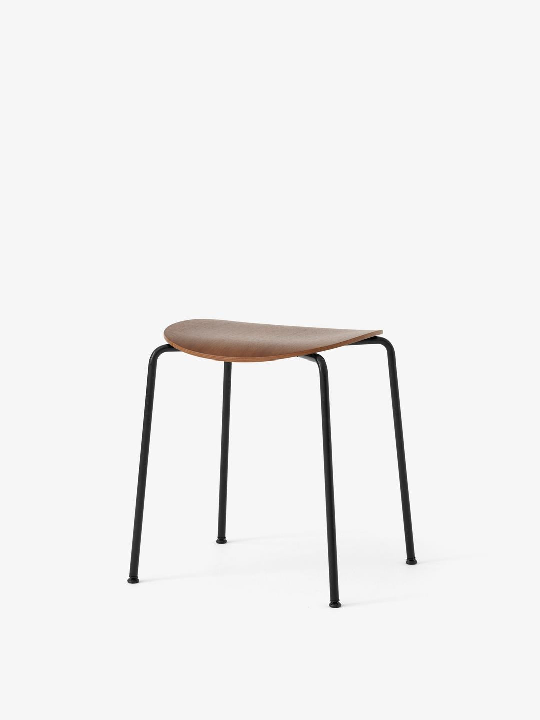 Taburete Pavilion AV36 de &Tradition con estructura de tubos de acero y asiento de chapa de madera moldeada, diseño minimalis; Pavilion Stool AV36 — Pavilion Stool AV36_Black Frame_Black Lacquered Oak_Angled Front; Pavilion Stool AV36 — Pavilion Stool AV36_Black Frame_Lacquered Oak_Angled Front; Pavilion Stool AV36 — Pavilion AV36 AV37 AV38_Black Frame_Black Lacquered Oak_Family; Pavilion Stool AV36 — Pavilion AV36 AV37 AV38_Black Frame_Lacquered Oak_Family