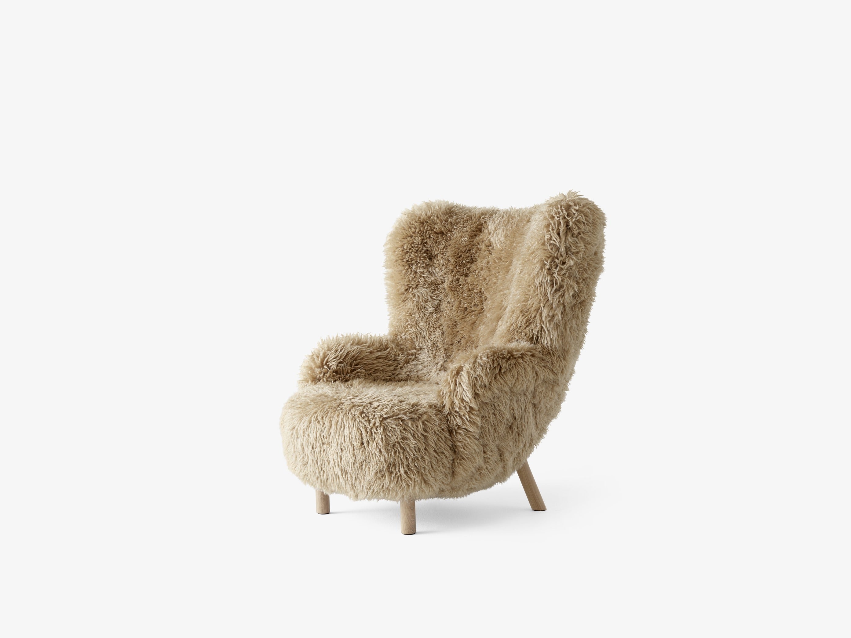 Petra Lounge Chair VB3 — Petra Lounge Chair VB3 High Back_Oiled oak w. sheepskin honey 50mm._Angled front