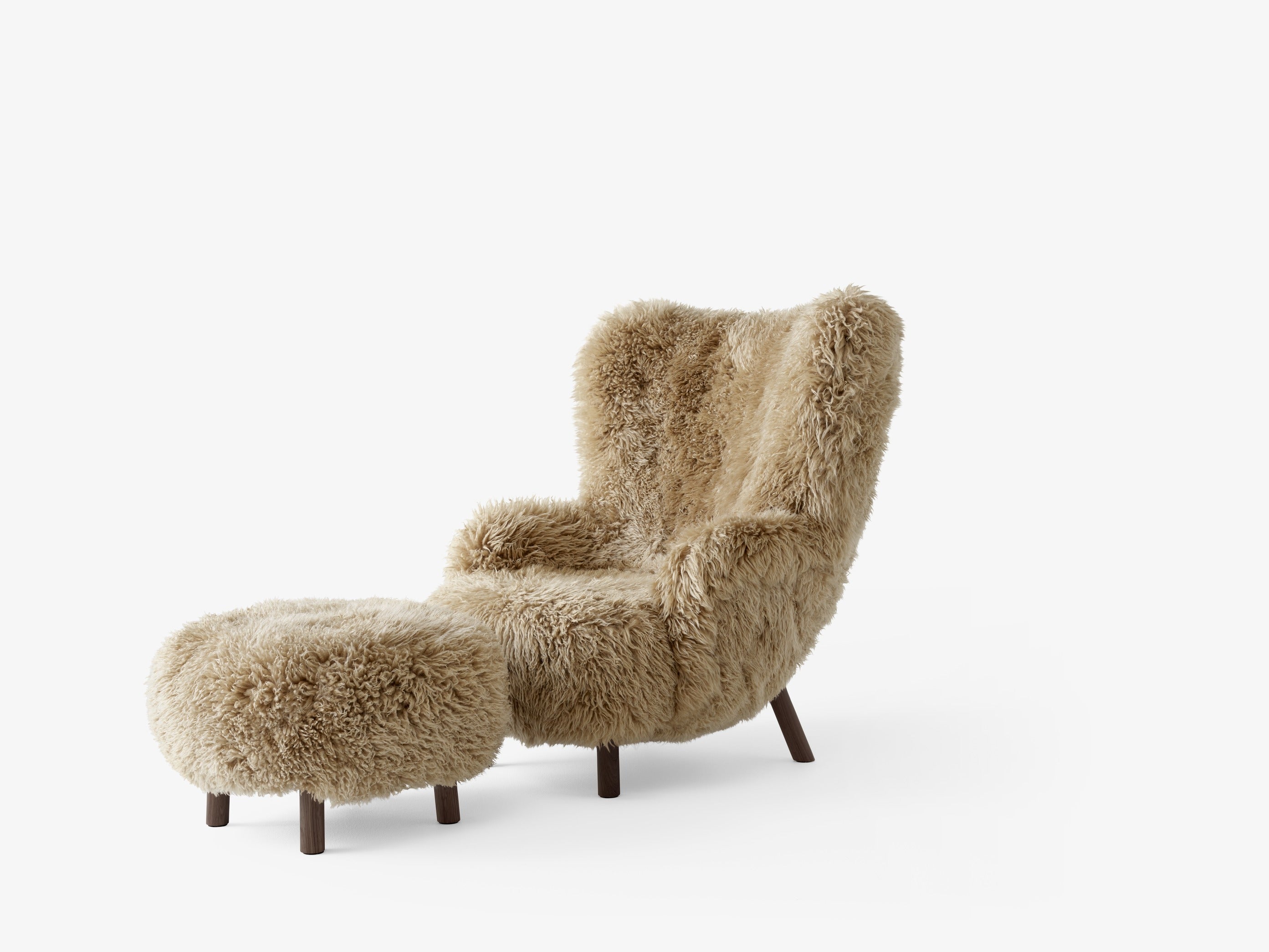 Petra Lounge Chair VB3 — Petra Lounge Chair VB3 High Back_Walnut w. sheepskin honey 50mm._Angled front_pouf