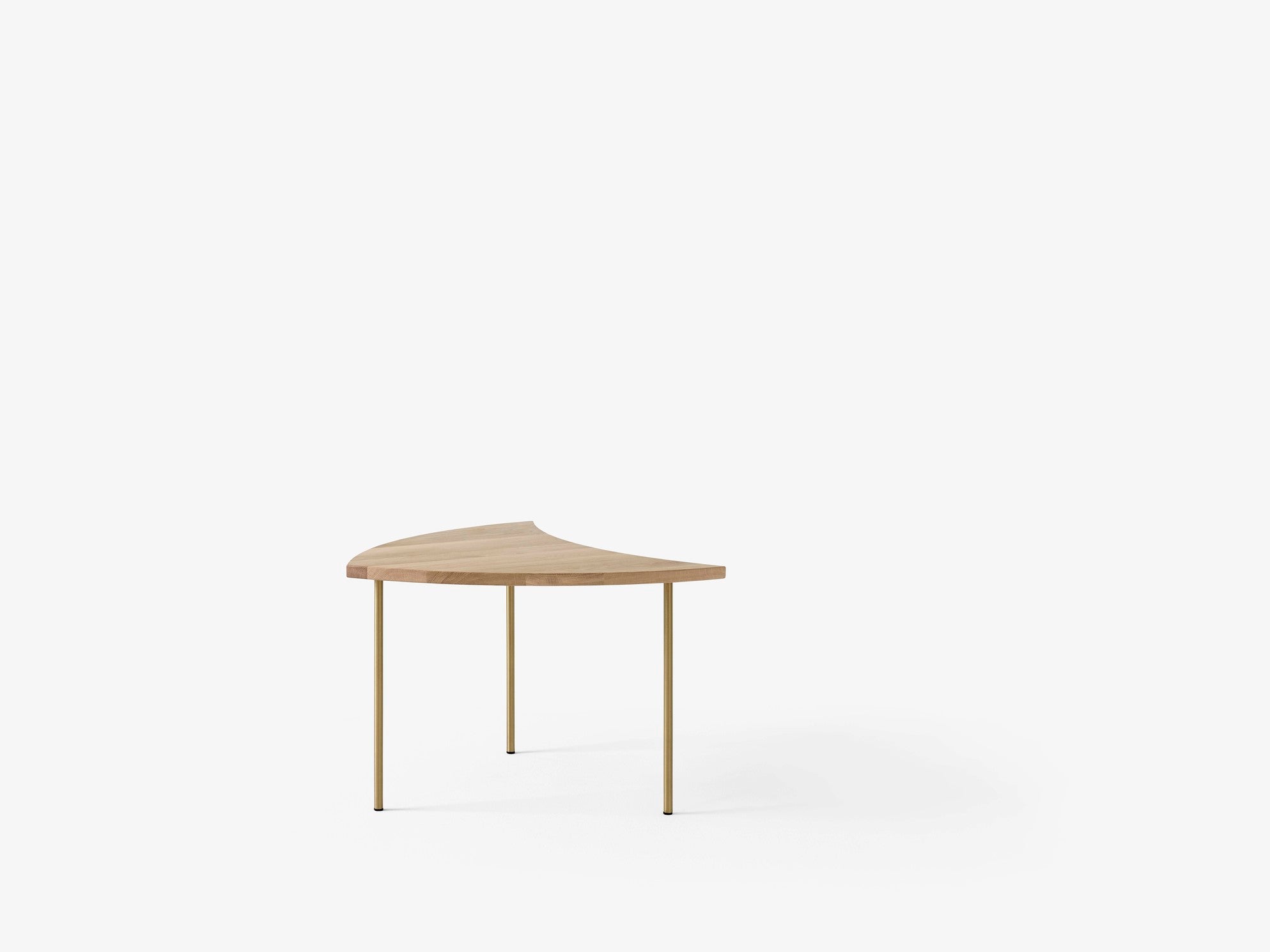 Mesa de centro Pinwheel HM7 de &Tradition en madera de nogal con detalles de latón, diseño danés de Hvidt & Mølgaard; Pinwheel Coffee Table HM7 — Pinwheel_HM7_Oiled Oak; Pinwheel Coffee Table HM7 — Pinwheel_HM7_Oiled Walnut_2; Pinwheel Coffee Table HM7 — _Pinwheel_HM7_Oiled Walnut_3; Pinwheel Coffee Table HM7 — Pinwheel_HM7_Oiled Walnut_1