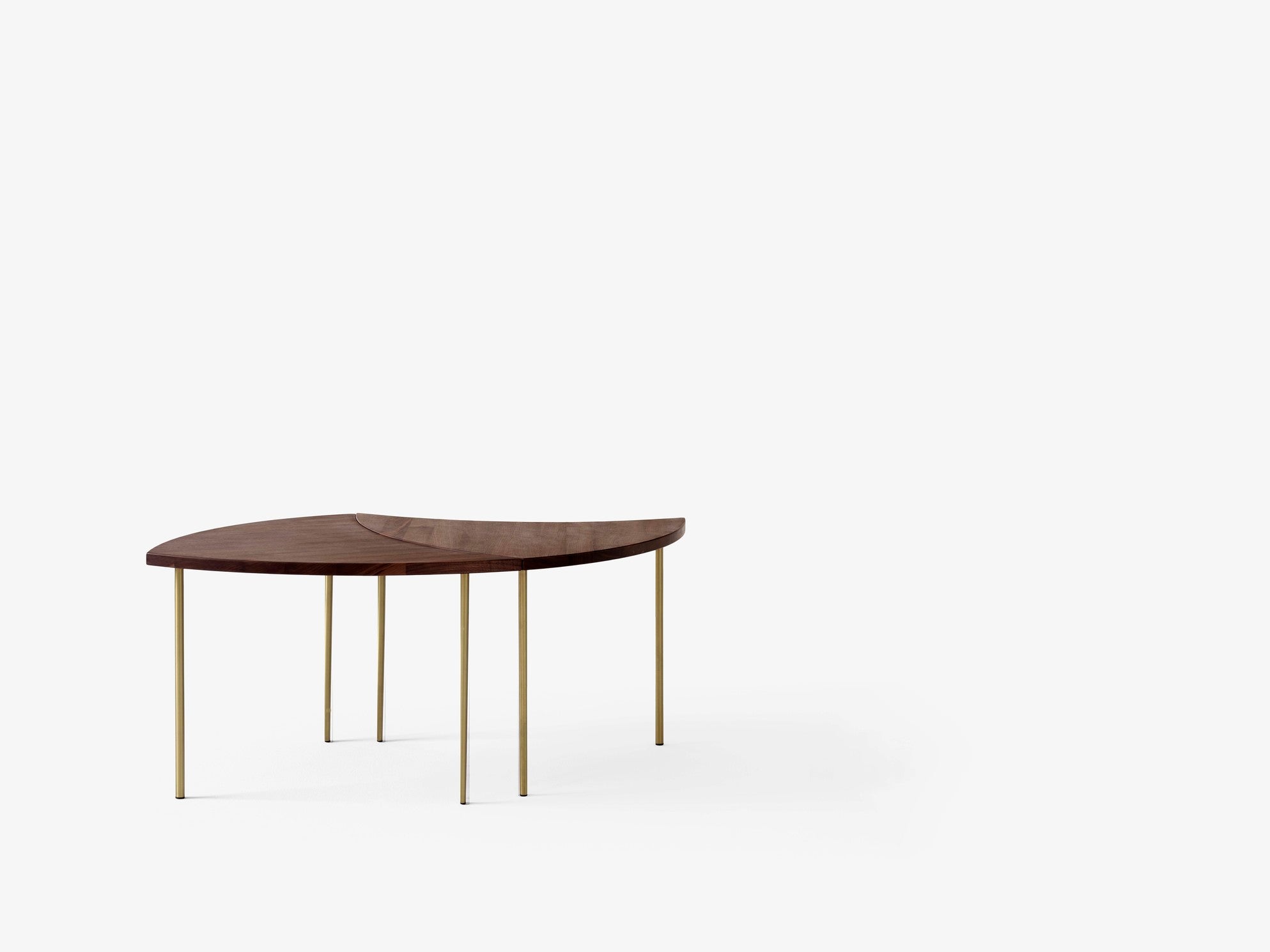 Mesa de centro Pinwheel HM7 de &Tradition en madera de nogal con detalles de latón, diseño danés de Hvidt & Mølgaard; Pinwheel Coffee Table HM7 — Pinwheel_HM7_Oiled Oak; Pinwheel Coffee Table HM7 — Pinwheel_HM7_Oiled Walnut_2; Pinwheel Coffee Table HM7 — _Pinwheel_HM7_Oiled Walnut_3; Pinwheel Coffee Table HM7 — Pinwheel_HM7_Oiled Walnut_1