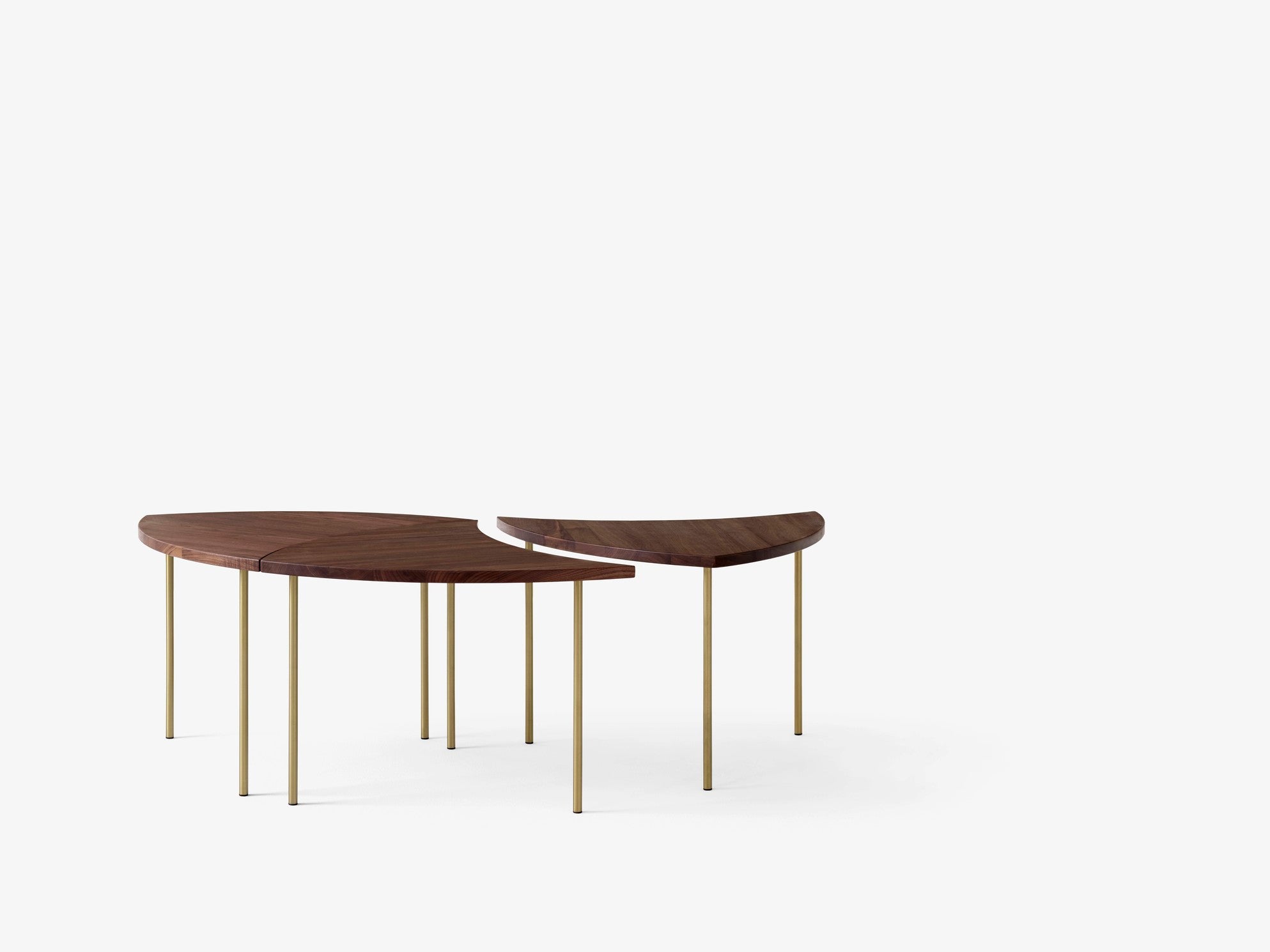 Mesa de centro Pinwheel HM7 de &Tradition en madera de nogal con detalles de latón, diseño danés de Hvidt & Mølgaard; Pinwheel Coffee Table HM7 — Pinwheel_HM7_Oiled Oak; Pinwheel Coffee Table HM7 — Pinwheel_HM7_Oiled Walnut_2; Pinwheel Coffee Table HM7 — _Pinwheel_HM7_Oiled Walnut_3; Pinwheel Coffee Table HM7 — Pinwheel_HM7_Oiled Walnut_1