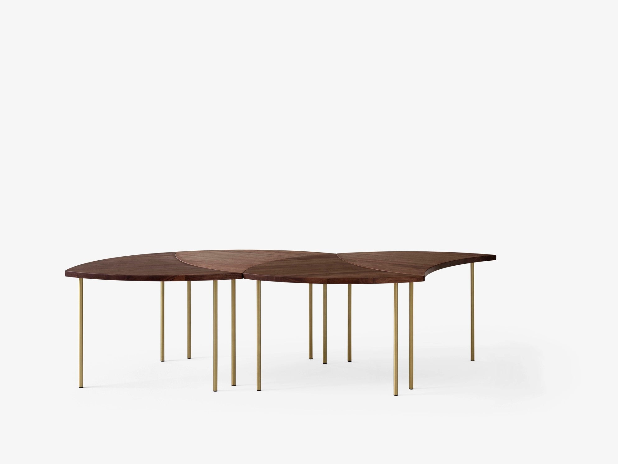 Mesa de centro Pinwheel HM7 de &Tradition en madera de nogal con detalles de latón, diseño danés de Hvidt & Mølgaard; Pinwheel Coffee Table HM7 — Pinwheel_HM7_Oiled Oak; Pinwheel Coffee Table HM7 — Pinwheel_HM7_Oiled Walnut_2; Pinwheel Coffee Table HM7 — _Pinwheel_HM7_Oiled Walnut_3; Pinwheel Coffee Table HM7 — Pinwheel_HM7_Oiled Walnut_1