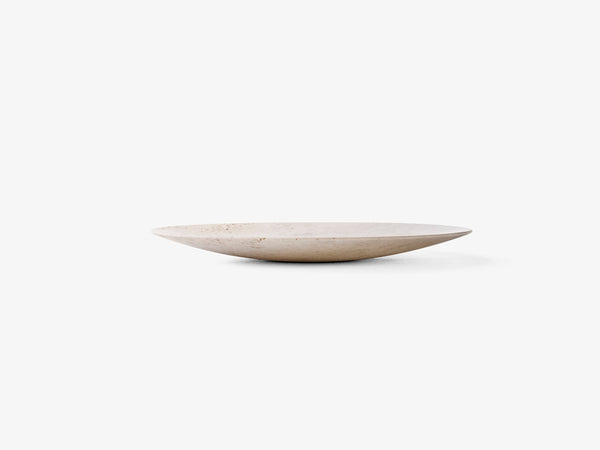 Bandeja Collect Plate SC55 de &Tradition en travertino natural diseñada por Space Copenhagen con acabado minimalista; Collect Plate SC55 — Plate_SC55_; Collect Plate SC55 — Plate_SC55_Plate_with_stuff; Collect Plate SC55 — Plate_SC55_Beige; Collect Plate SC55 — ATD_Retail_2020_Plate_SC55_Setago_JH27_Object_SC42_GlassVases_SC35_SC37
