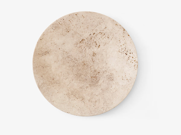 Bandeja Collect Plate SC55 de &Tradition en travertino natural diseñada por Space Copenhagen con acabado minimalista; Collect Plate SC55 — Plate_SC55_; Collect Plate SC55 — Plate_SC55_Plate_with_stuff; Collect Plate SC55 — Plate_SC55_Beige; Collect Plate SC55 — ATD_Retail_2020_Plate_SC55_Setago_JH27_Object_SC42_GlassVases_SC35_SC37