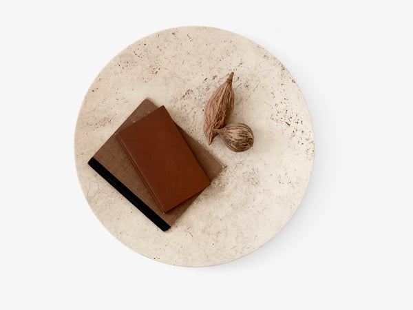 Bandeja Collect Plate SC55 de &Tradition en travertino natural diseñada por Space Copenhagen con acabado minimalista; Collect Plate SC55 — Plate_SC55_; Collect Plate SC55 — Plate_SC55_Plate_with_stuff; Collect Plate SC55 — Plate_SC55_Beige; Collect Plate SC55 — ATD_Retail_2020_Plate_SC55_Setago_JH27_Object_SC42_GlassVases_SC35_SC37