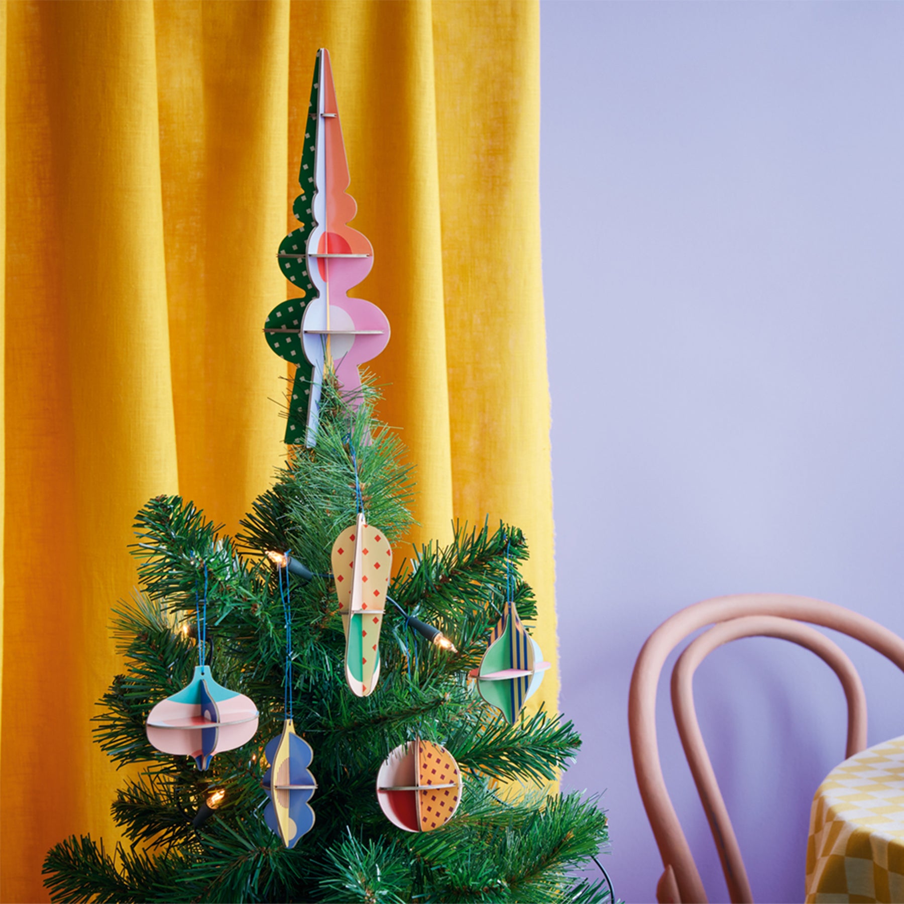 Adornos navideños muy coloridos y de diferentes formassobre árbol de navidad 