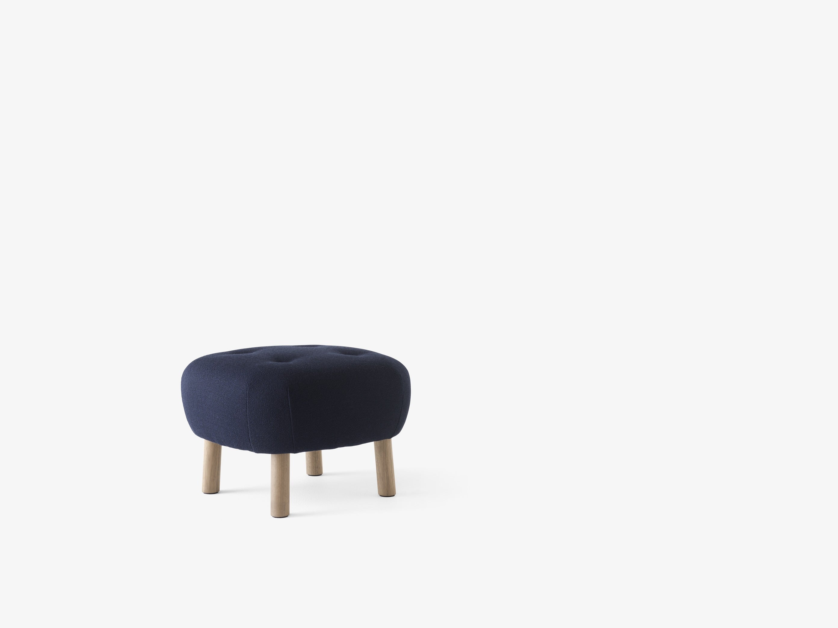 Pouf tapizado &Tradition ATD1 en madera con espuma y relleno, asiento auxiliar de diseño nórdico minimalista; Pouf ATD1 — Pouf ATD1_Oiled Oak w. vid0554_Angled front; Pouf ATD1 — Pouf ATD1_Oiled Oak w. ecri0640_Angled front; Pouf ATD1 — 134430A235A183_Pouf ATD1_Walnut w. Barnum 004_Angled Front; Pouf ATD1 — Pouf ATD1_Walnut w. vid0554_Angled front