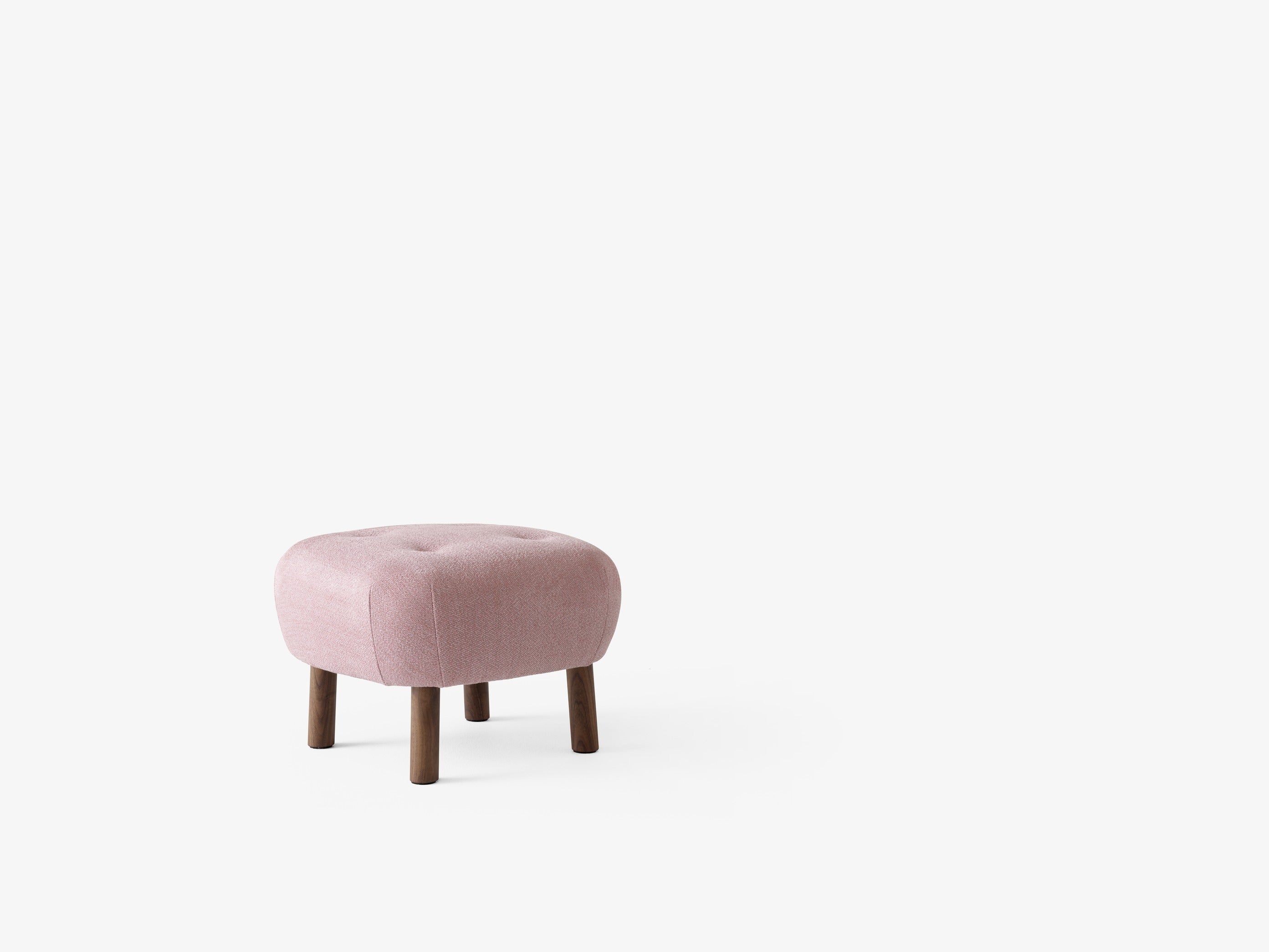 Pouf tapizado &Tradition ATD1 en madera con espuma y relleno, asiento auxiliar de diseño nórdico minimalista; Pouf ATD1 — Pouf ATD1_Oiled Oak w. vid0554_Angled front; Pouf ATD1 — Pouf ATD1_Oiled Oak w. ecri0640_Angled front; Pouf ATD1 — 134430A235A183_Pouf ATD1_Walnut w. Barnum 004_Angled Front; Pouf ATD1 — Pouf ATD1_Walnut w. vid0554_Angled front