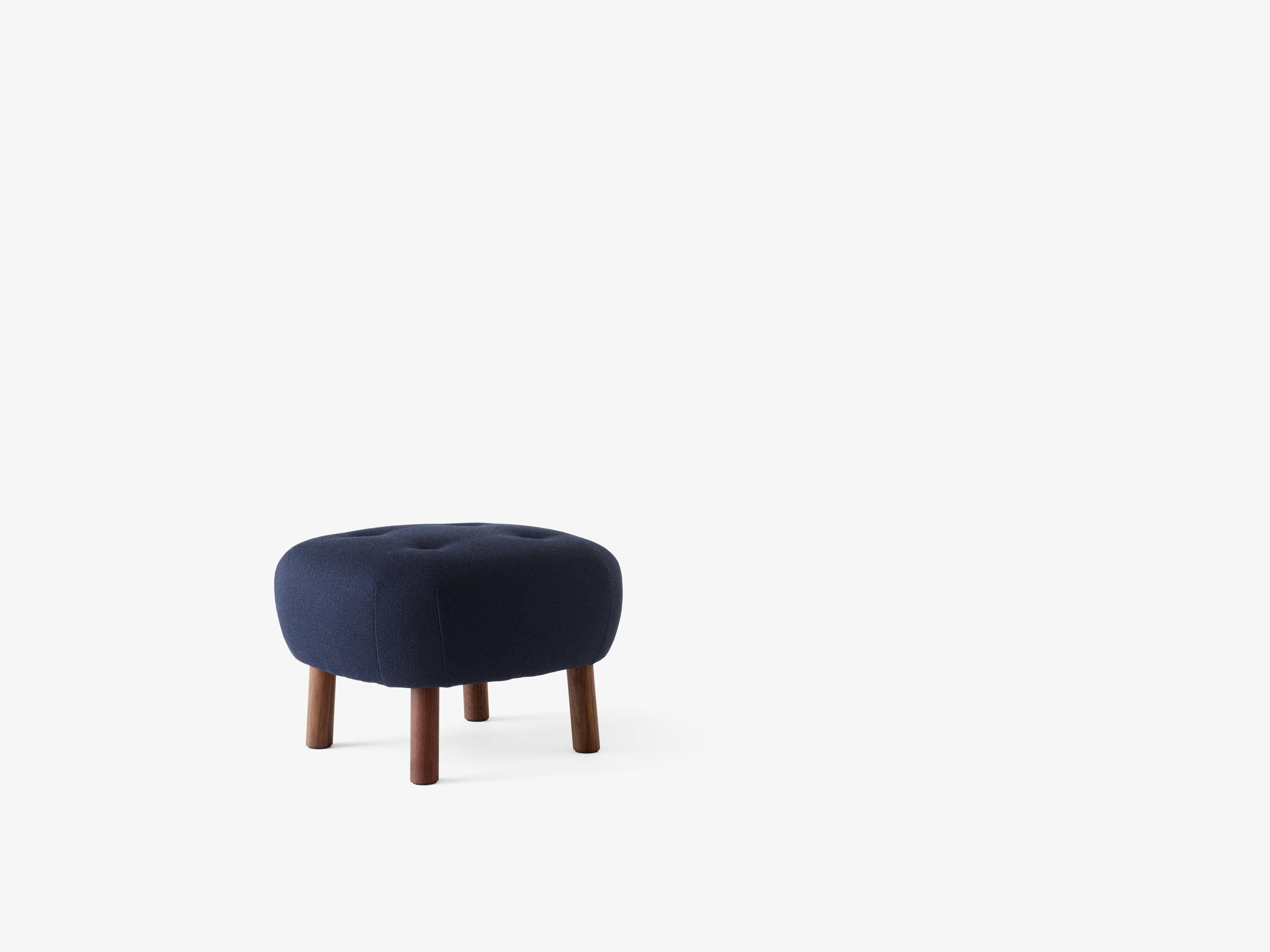 Pouf tapizado &Tradition ATD1 en madera con espuma y relleno, asiento auxiliar de diseño nórdico minimalista; Pouf ATD1 — Pouf ATD1_Oiled Oak w. vid0554_Angled front; Pouf ATD1 — Pouf ATD1_Oiled Oak w. ecri0640_Angled front; Pouf ATD1 — 134430A235A183_Pouf ATD1_Walnut w. Barnum 004_Angled Front; Pouf ATD1 — Pouf ATD1_Walnut w. vid0554_Angled front