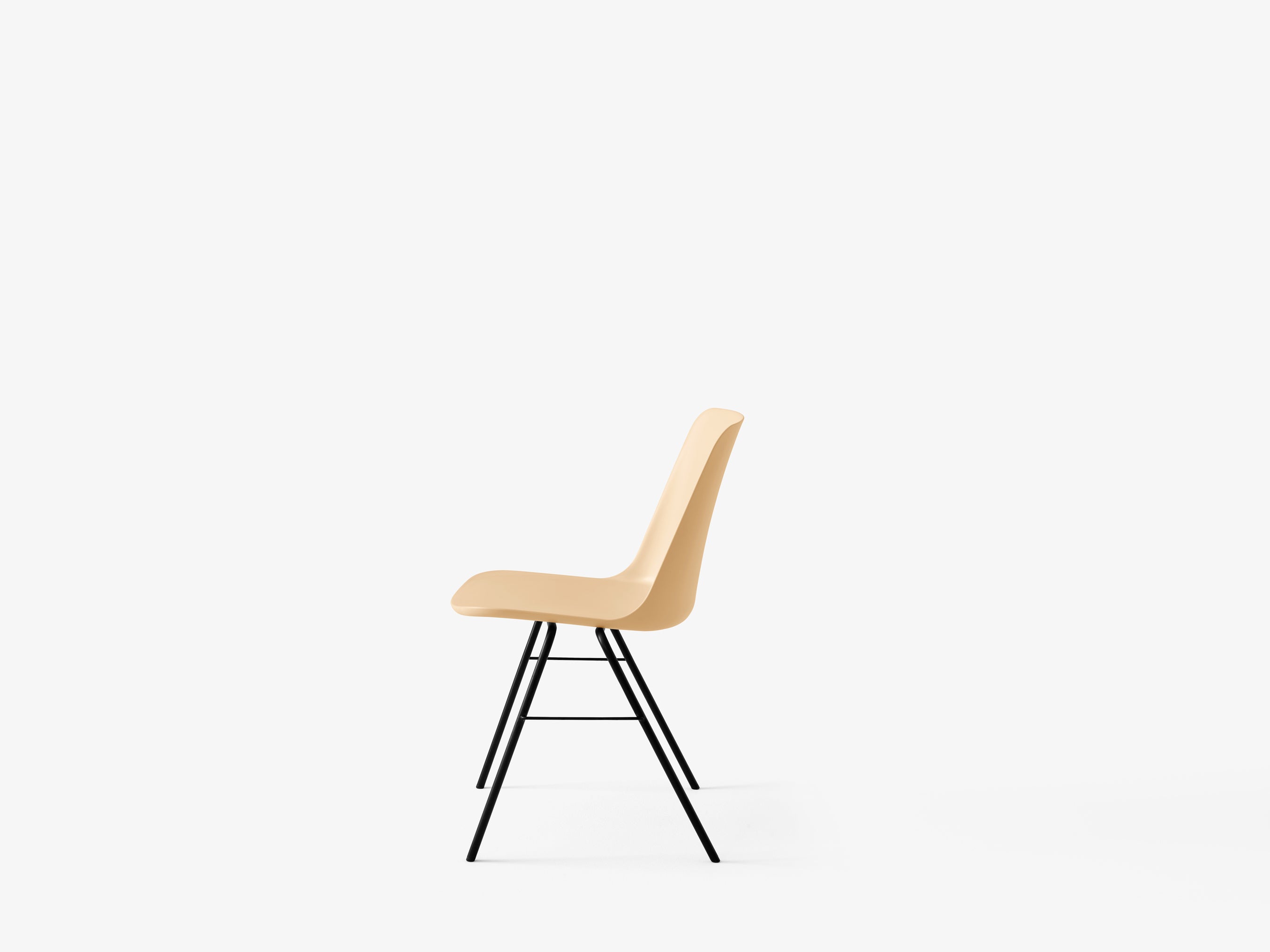 Silla Trolley Rely Chair HW26 de &Tradition en acabado moderno sobre fondo neutro mostrando su diseño nórdico contemporáneo; Trolley Rely Chair HW26 — Rely HW26_Black_Beige Sand - side; Trolley Rely Chair HW26 — Rely HW26_Chrome_White; Trolley Rely Chair HW26 — Rely HW26_Black_Light Blue; Trolley Rely Chair HW26 — Rely HW26_Bronze Green w. Black base