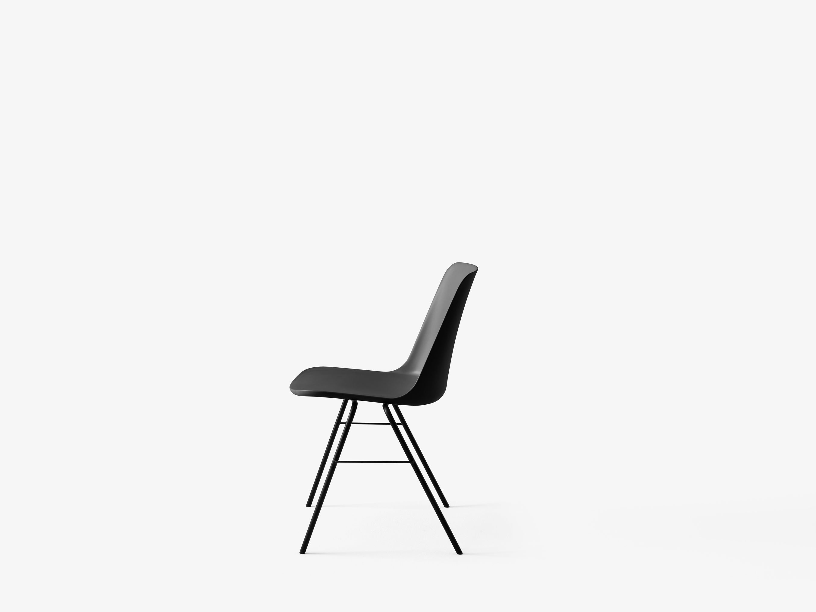 Silla Trolley Rely Chair HW26 de &Tradition en acabado moderno sobre fondo neutro mostrando su diseño nórdico contemporáneo; Trolley Rely Chair HW26 — Rely HW26_Black_Beige Sand - side; Trolley Rely Chair HW26 — Rely HW26_Chrome_White; Trolley Rely Chair HW26 — Rely HW26_Black_Light Blue; Trolley Rely Chair HW26 — Rely HW26_Bronze Green w. Black base