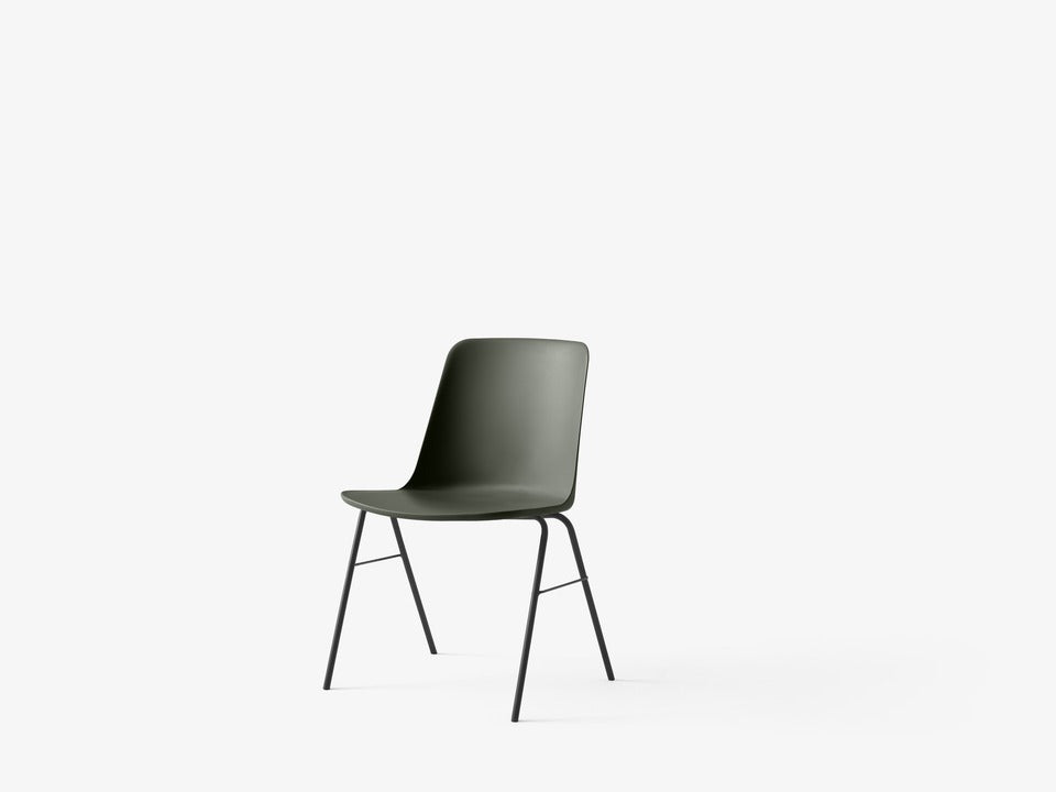 Silla Trolley Rely Chair HW26 de &Tradition en acabado moderno sobre fondo neutro mostrando su diseño nórdico contemporáneo; Trolley Rely Chair HW26 — Rely HW26_Black_Beige Sand - side; Trolley Rely Chair HW26 — Rely HW26_Chrome_White; Trolley Rely Chair HW26 — Rely HW26_Black_Light Blue; Trolley Rely Chair HW26 — Rely HW26_Bronze Green w. Black base