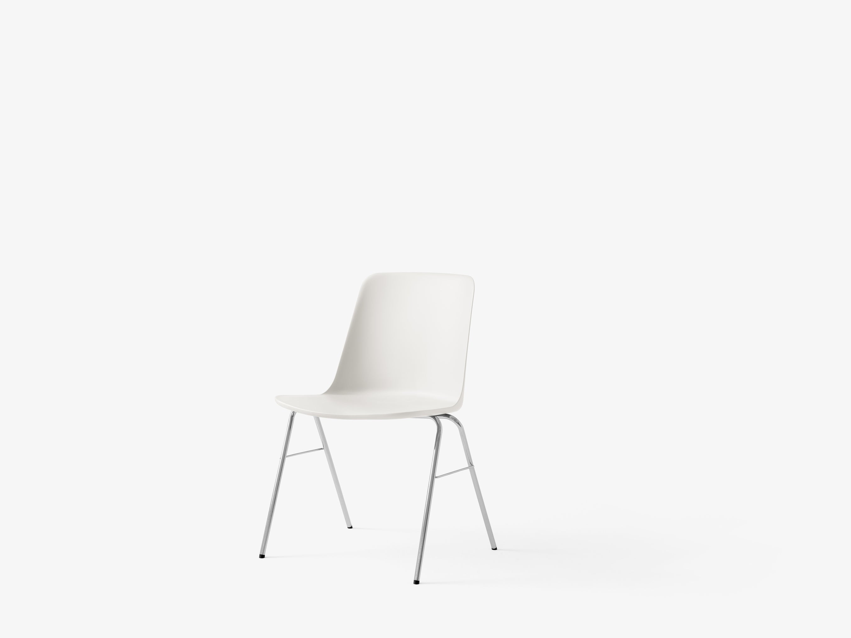 Silla Trolley Rely Chair HW26 de &Tradition en acabado moderno sobre fondo neutro mostrando su diseño nórdico contemporáneo; Trolley Rely Chair HW26 — Rely HW26_Black_Beige Sand - side; Trolley Rely Chair HW26 — Rely HW26_Chrome_White; Trolley Rely Chair HW26 — Rely HW26_Black_Light Blue; Trolley Rely Chair HW26 — Rely HW26_Bronze Green w. Black base