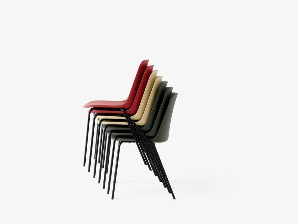 Silla Trolley Rely Chair HW65 de &Tradition en madera con diseño nórdico minimalista sobre fondo neutro; Trolley Rely Chair HW65 — Rely HW65_Bronze Green_Beige Sand_Vermillion Red w. Black base_stacked; Trolley Rely Chair HW65 — Rely HW65_Bronze Green w. Black base; Trolley Rely Chair HW65 — Rely HW65_Bronze Green w. Black base_stacked; Trolley Rely Chair HW65 — Rely HW65_Vermillion Red w. Black base_stacked