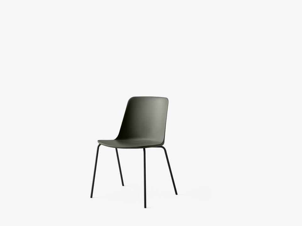 Silla Trolley Rely Chair HW65 de &Tradition en madera con diseño nórdico minimalista sobre fondo neutro; Trolley Rely Chair HW65 — Rely HW65_Bronze Green_Beige Sand_Vermillion Red w. Black base_stacked; Trolley Rely Chair HW65 — Rely HW65_Bronze Green w. Black base; Trolley Rely Chair HW65 — Rely HW65_Bronze Green w. Black base_stacked; Trolley Rely Chair HW65 — Rely HW65_Vermillion Red w. Black base_stacked