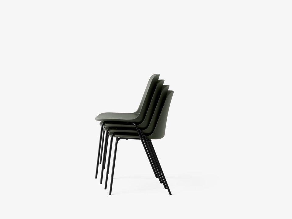 Silla Trolley Rely Chair HW65 de &Tradition en madera con diseño nórdico minimalista sobre fondo neutro; Trolley Rely Chair HW65 — Rely HW65_Bronze Green_Beige Sand_Vermillion Red w. Black base_stacked; Trolley Rely Chair HW65 — Rely HW65_Bronze Green w. Black base; Trolley Rely Chair HW65 — Rely HW65_Bronze Green w. Black base_stacked; Trolley Rely Chair HW65 — Rely HW65_Vermillion Red w. Black base_stacked