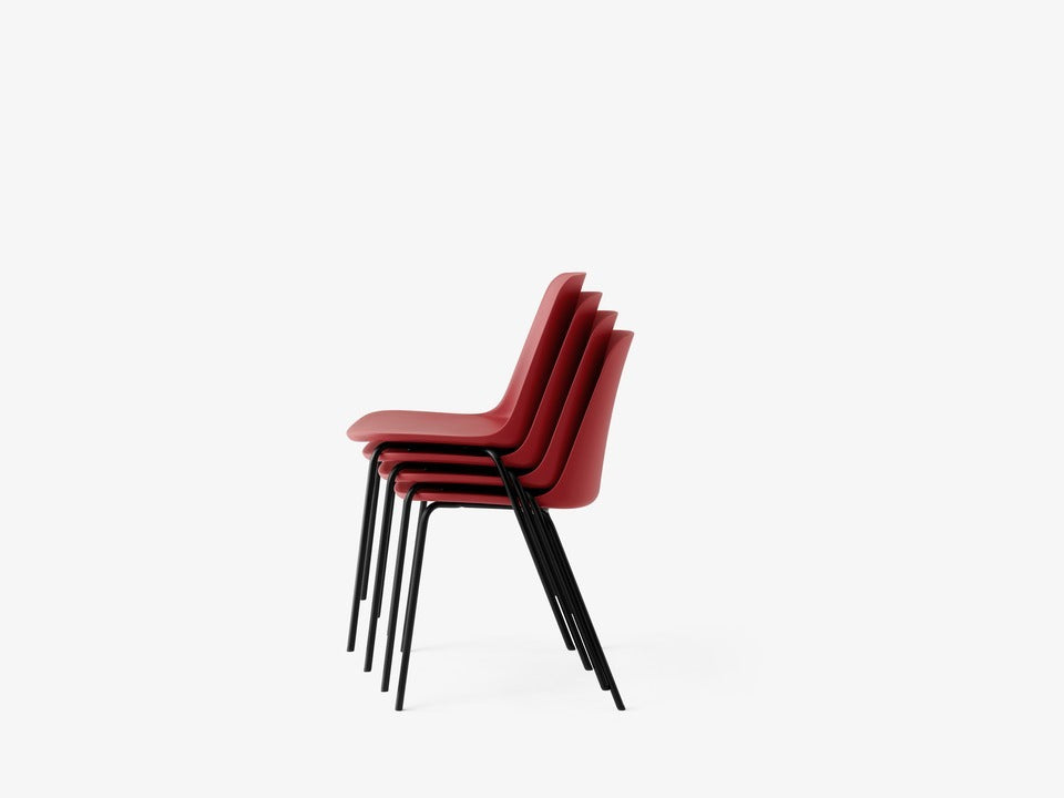 Silla Trolley Rely Chair HW65 de &Tradition en madera con diseño nórdico minimalista sobre fondo neutro; Trolley Rely Chair HW65 — Rely HW65_Bronze Green_Beige Sand_Vermillion Red w. Black base_stacked; Trolley Rely Chair HW65 — Rely HW65_Bronze Green w. Black base; Trolley Rely Chair HW65 — Rely HW65_Bronze Green w. Black base_stacked; Trolley Rely Chair HW65 — Rely HW65_Vermillion Red w. Black base_stacked