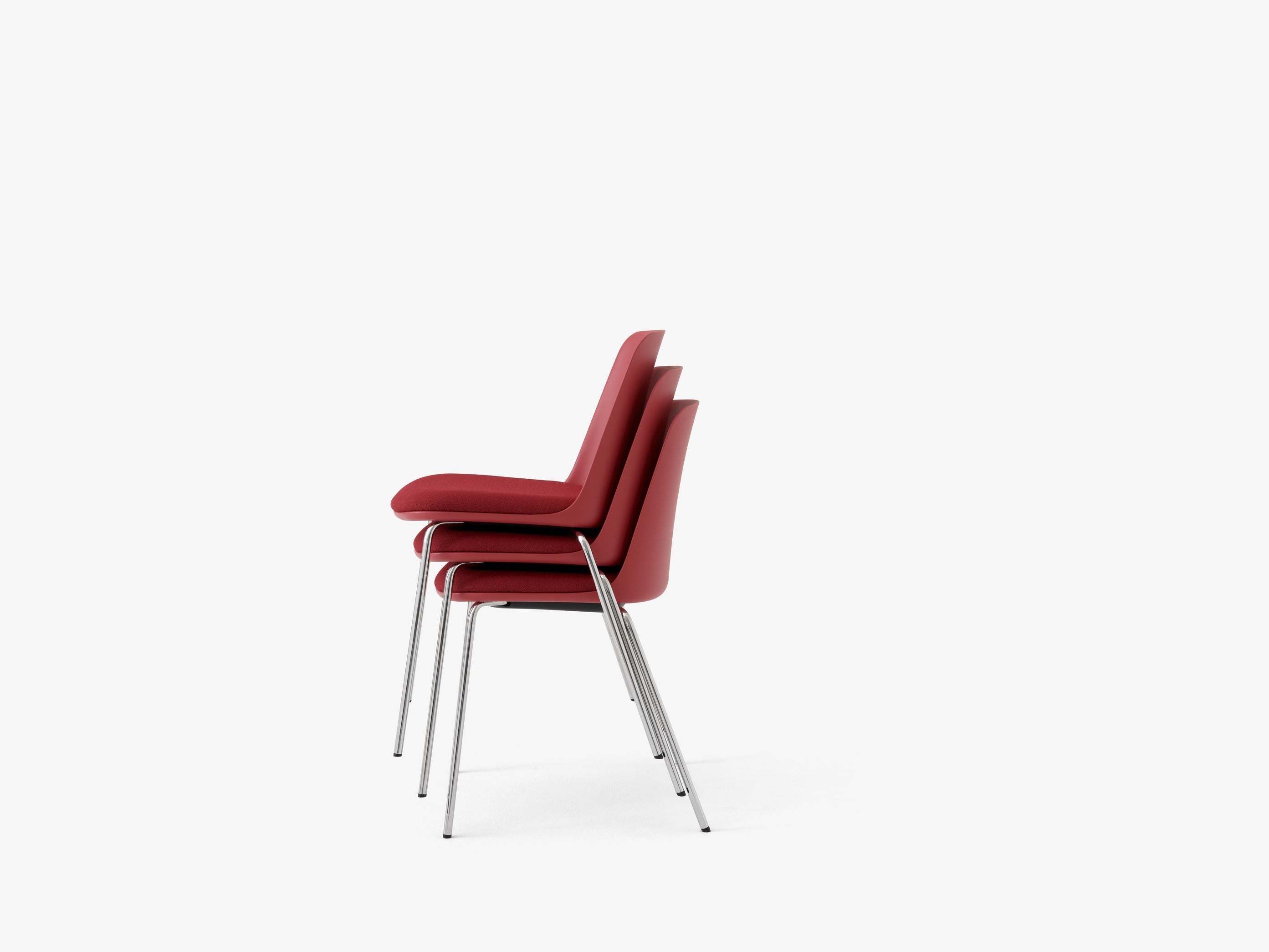 Silla Trolley Rely Chair HW66 de &Tradition en madera natural con diseño minimalista nórdico sobre fondo neutro; Trolley Rely Chair HW66 — Rely HW66_Bronze Green &amp; Vidar 097 w. Black base_Stacked; Trolley Rely Chair HW66 — Rely HW66_ Vermillion red &amp; Vidar 556 w. Chrome; Trolley Rely Chair HW66 — Rely HW66_ Vermillion red &amp; Vidar 556 w. Chrome_stacked