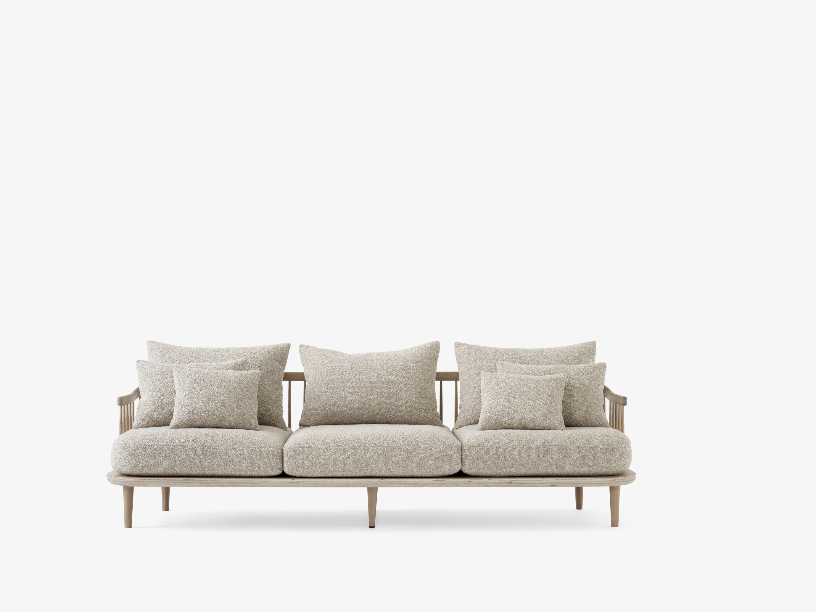 Sofá Fly SC12 de &Tradition con base de roble natural y tapicería en tela, diseño minimalista escandinavo de Space Copenhagen; Fly Sofa SC12 — Fly SC12_Smoked Oiled Oak w. Karakorum 003_Front; Fly Sofa SC12 — SC12_Oiled Oak w. Karakorum 003; Fly Sofa SC12 — Fly SC1, SC2, SC12 Oiled Oak w. Karakorum 003 detail; Fly Sofa SC12 — Fly SC1, SC2, SC12 Smoked Oiled Oak w. Hot Madison 094 detail