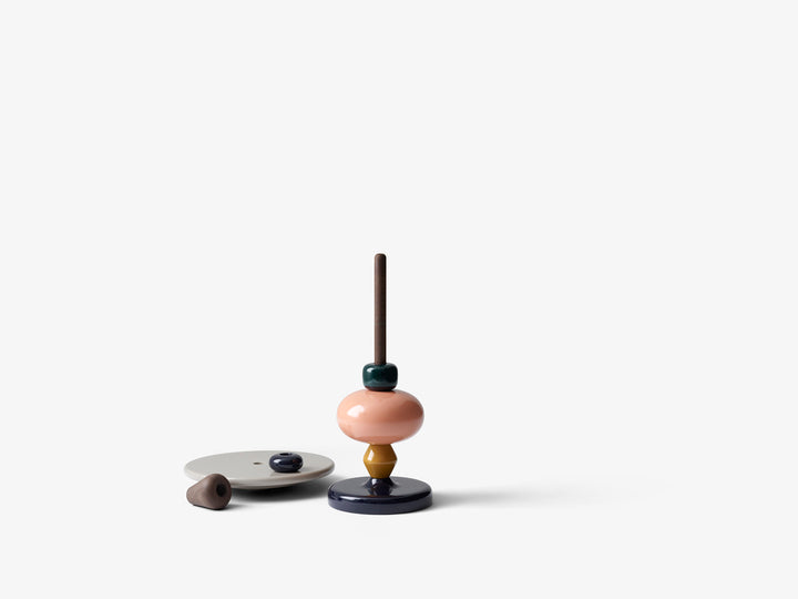 Mesa auxiliar Shuffle MH1 de &Tradition en MDF lacado y roble, diseño minimalista nórdico por Mia Hamborg sobre fondo neutro; Shuffle Side Table MH1 — SHUFFLE_MH1_SPECTRUM; Shuffle Side Table MH1 — ATD_Retail_2021_Shuffle MH1 (1); Shuffle Side Table MH1 — SHUFFLE_MH1_MULTI_2; Shuffle Side Table MH1 — Shuffle MH1_Array