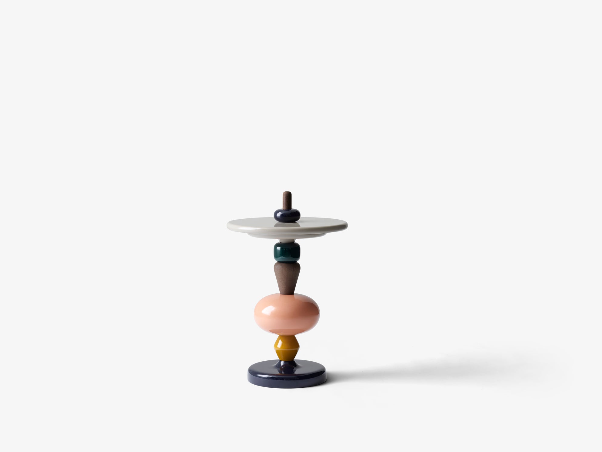 Mesa auxiliar Shuffle MH1 de &Tradition en MDF lacado y roble, diseño minimalista nórdico por Mia Hamborg sobre fondo neutro; Shuffle Side Table MH1 — SHUFFLE_MH1_SPECTRUM; Shuffle Side Table MH1 — ATD_Retail_2021_Shuffle MH1 (1); Shuffle Side Table MH1 — SHUFFLE_MH1_MULTI_2; Shuffle Side Table MH1 — Shuffle MH1_Array