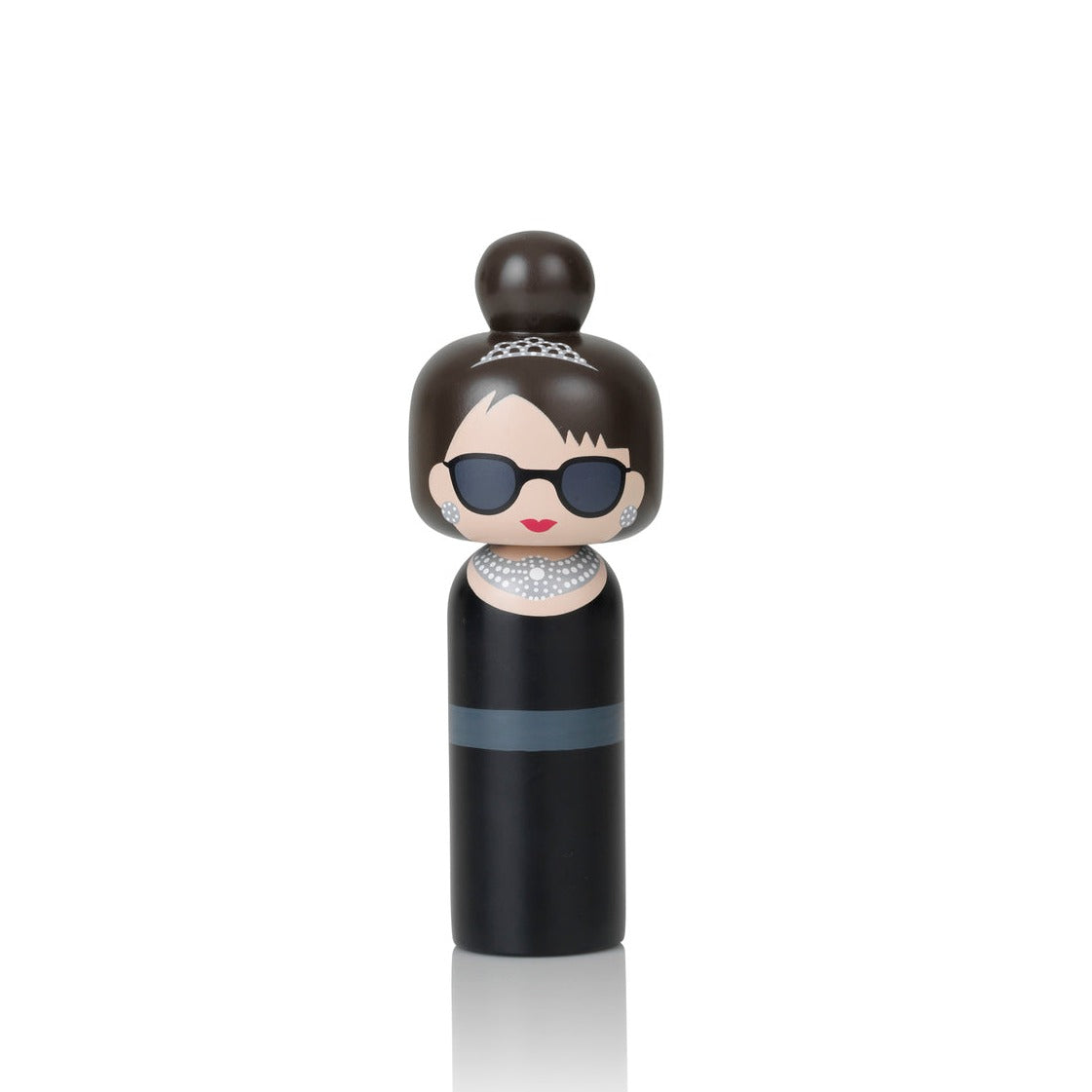 Figura de madera de Audrey Hepburn con gafas oscuras vestido negro y collar de diamantes