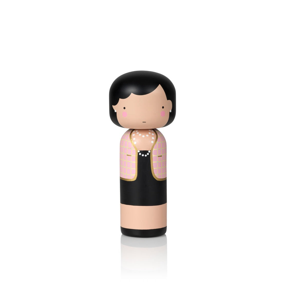Figura de madera inspirada en Coco Chanel, collar de perlas y chaqueta rosa