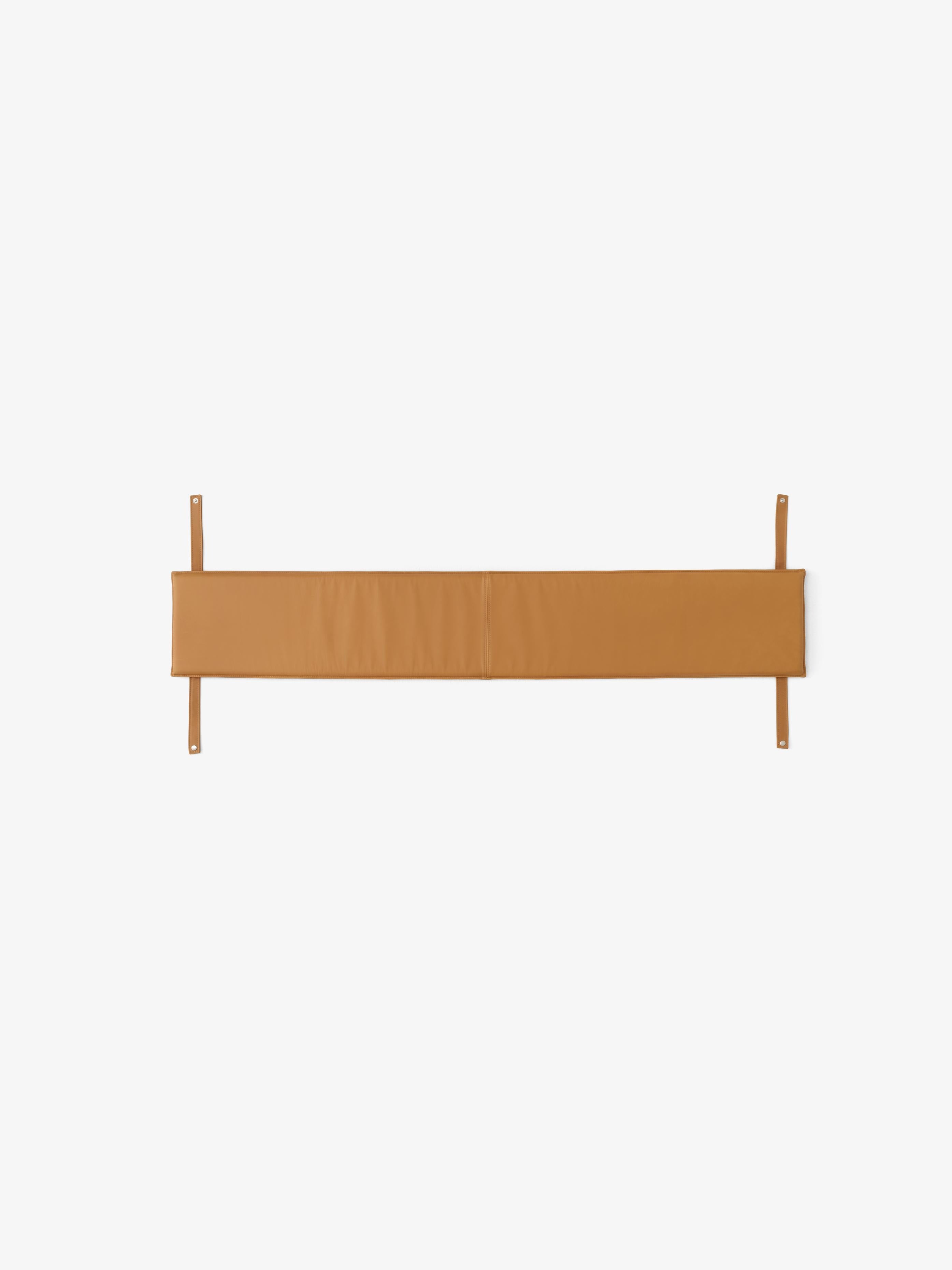 Banco Ita OS5 de &Tradition en chapa de roble con diseño minimalista escandinavo sobre fondo neutro; Ita Bench OS5 — Ita Bench OS5_Veneer Dark Stained Oak w. Dark Stained Oak Legs_Angled Front; Ita Bench OS5 — Ita Bench OS5_Veneer Oak w. Oak Legs_Angled Front; Ita Bench OS5 — Ita Bench OS5_Veneer Oak w. Oak Legs_Ita Seat Pad Bench OS5_Angled Front; Ita Bench OS5 — Seat Pad Ita Bench OS5_Noble Leather Cognac_Angled Front