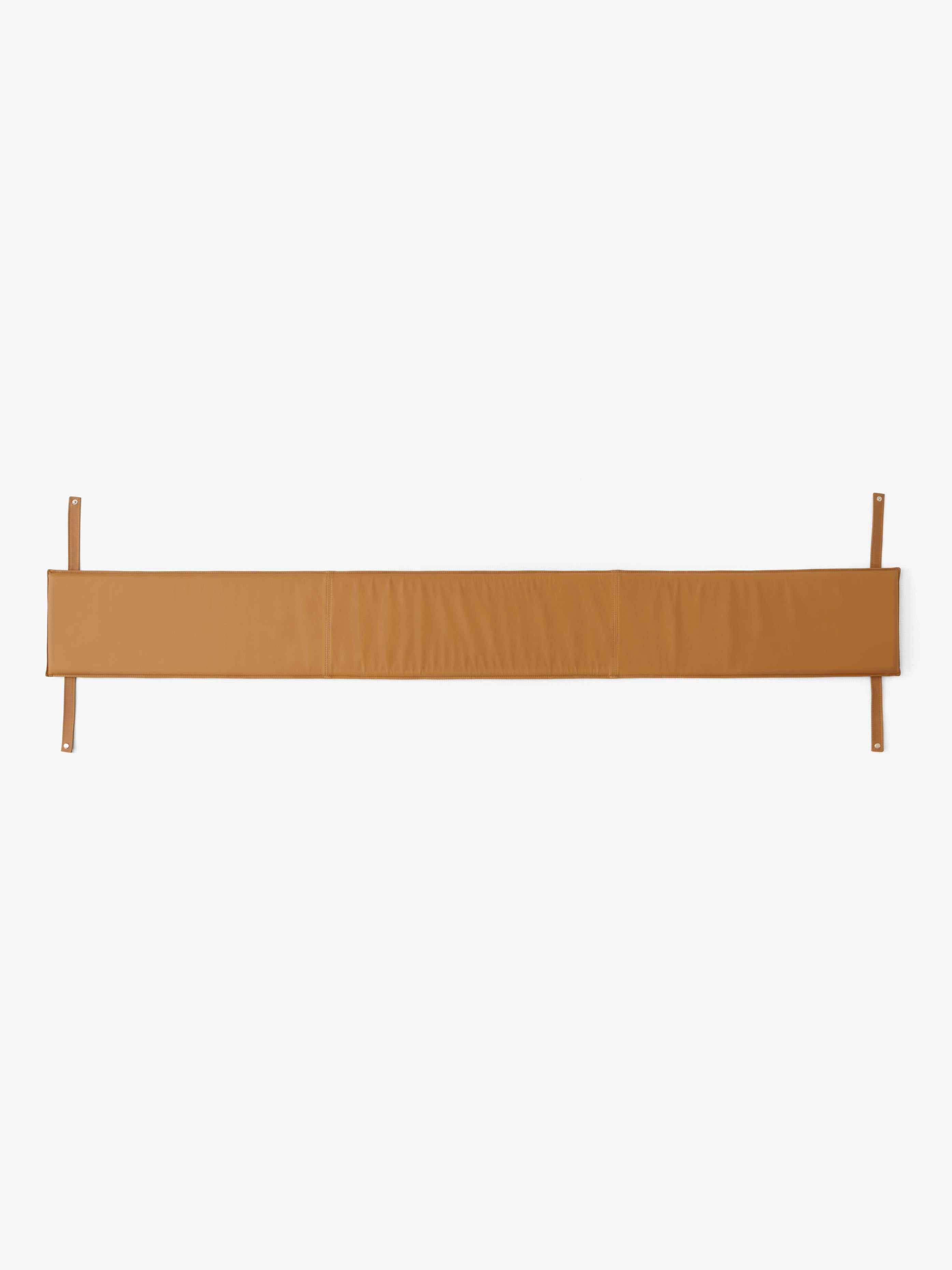 Banco Ita Bench OS6 de &Tradition en chapado de roble, diseño minimalista nórdico de OEO Studio sobre fondo neutro; Ita Bench OS6 — Ita Bench OS6_Veneer Oak w. Oak Legs_Angled Front; Ita Bench OS6 — Ita Bench OS6_Veneer Dark Stained w. Dark Stained Oak Legs_Ita Seat Pad Bench OS6_Angled Front; Ita Bench OS6 — Seat Pad Ita Bench OS6_Noble Leather Cognac_Angled Front; Ita Bench OS6 — Ita Bench OS6_Veneer Dark Stained Oak w. Dark Stained Oak Legs_Angled Front