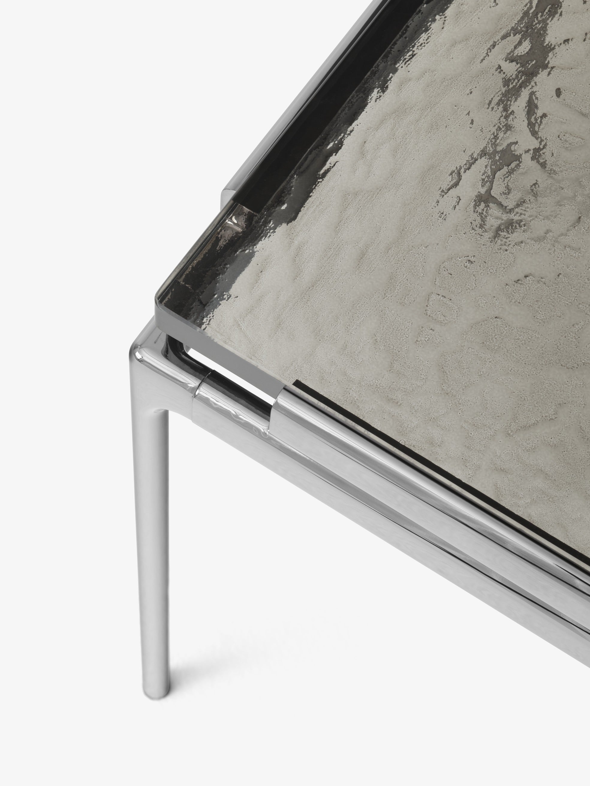 Mesa auxiliar &Tradition Sett LN11 con estructura de aluminio y superficie de cristal, diseño minimalista de Luca Nichetto; Sett Side Table LN11 — ATD_Retail_2024_Sett LN11_LN12_LN13; Sett Side Table LN11 — ATD_Retail_2024_Sett LN11_Mist AP17_Collect Glass SC78; Sett Side Table LN11 — Sett LN11 Bianco Carrera Marble w. Dark Chrome; Sett Side Table LN11 — Sett LN11-LN13_Smoked cast glass w. Dark Chrome