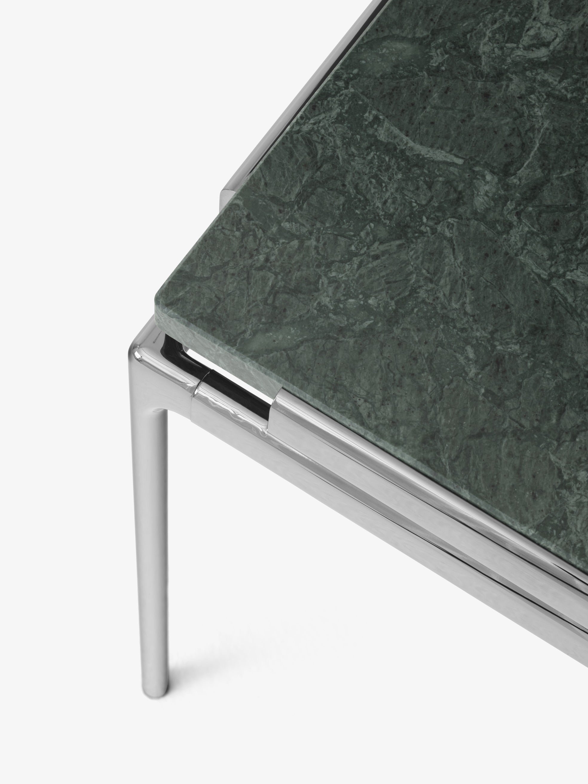 Mesa auxiliar &Tradition Sett LN11 con estructura de aluminio y superficie de cristal, diseño minimalista de Luca Nichetto; Sett Side Table LN11 — ATD_Retail_2024_Sett LN11_LN12_LN13; Sett Side Table LN11 — ATD_Retail_2024_Sett LN11_Mist AP17_Collect Glass SC78; Sett Side Table LN11 — Sett LN11 Bianco Carrera Marble w. Dark Chrome; Sett Side Table LN11 — Sett LN11-LN13_Smoked cast glass w. Dark Chrome