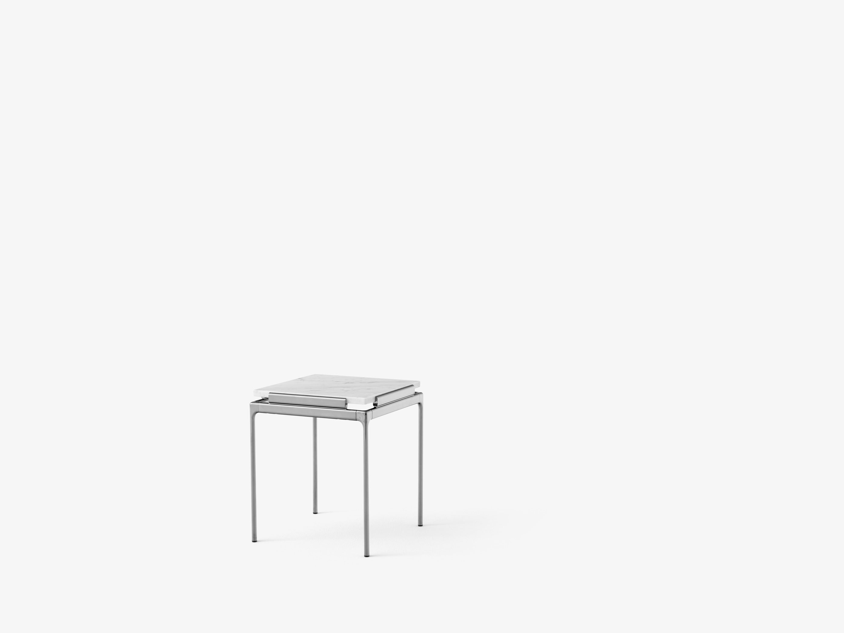 Mesa auxiliar &Tradition Sett LN11 con estructura de aluminio y superficie de cristal, diseño minimalista de Luca Nichetto; Sett Side Table LN11 — ATD_Retail_2024_Sett LN11_LN12_LN13; Sett Side Table LN11 — ATD_Retail_2024_Sett LN11_Mist AP17_Collect Glass SC78; Sett Side Table LN11 — Sett LN11 Bianco Carrera Marble w. Dark Chrome; Sett Side Table LN11 — Sett LN11-LN13_Smoked cast glass w. Dark Chrome