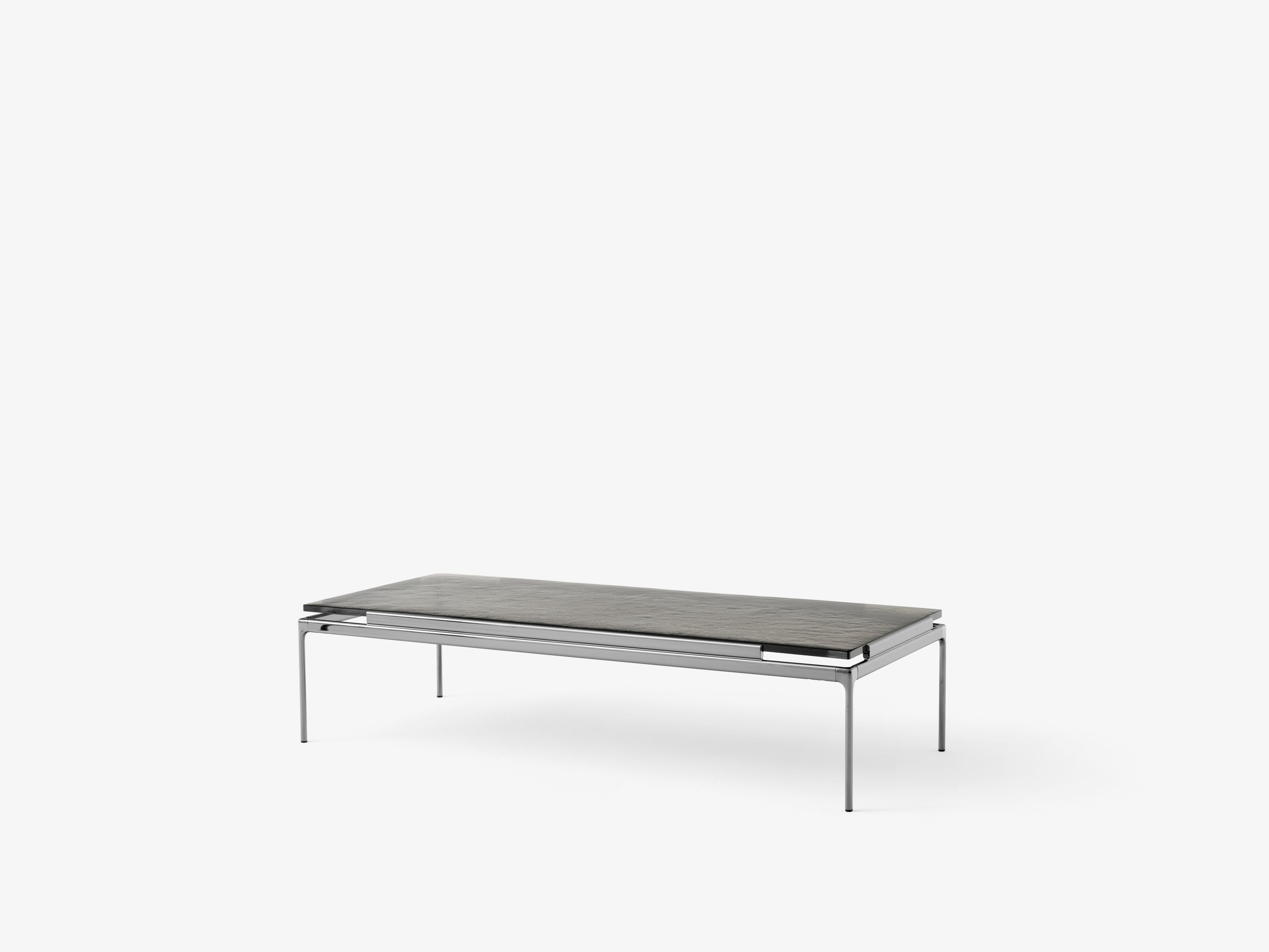 Mesa de centro &Tradition Sett LN12 con estructura de aluminio y sobre de cristal, diseñada por Luca Nichetto; Sett Coffee Table LN12 — ATD_Retail_2024_Sett LN12_Momento Jug JH38_Cruise AP12; Sett Coffee Table LN12 — ATD_Retail_2024_Sett LN12_detail_4; Sett Coffee Table LN12 — Sett LN12_Smoked cast glass w. Dark Chrome; Sett Coffee Table LN12 — ATD_Retail_2024_Sett LN12_Collect Glass SC61_The Moor AP7