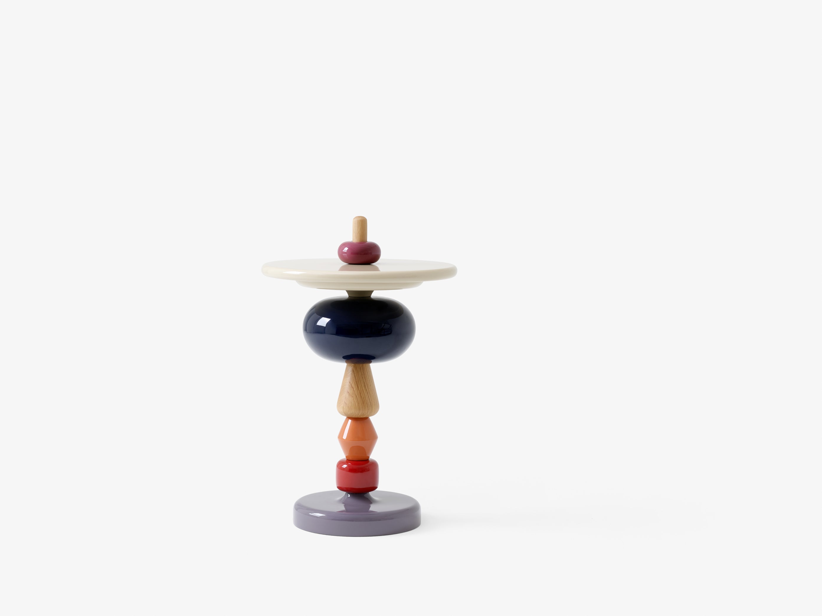 Mesa auxiliar Shuffle MH1 de &Tradition en MDF lacado y roble, diseño minimalista nórdico por Mia Hamborg sobre fondo neutro; Shuffle Side Table MH1 — SHUFFLE_MH1_SPECTRUM; Shuffle Side Table MH1 — ATD_Retail_2021_Shuffle MH1 (1); Shuffle Side Table MH1 — SHUFFLE_MH1_MULTI_2; Shuffle Side Table MH1 — Shuffle MH1_Array