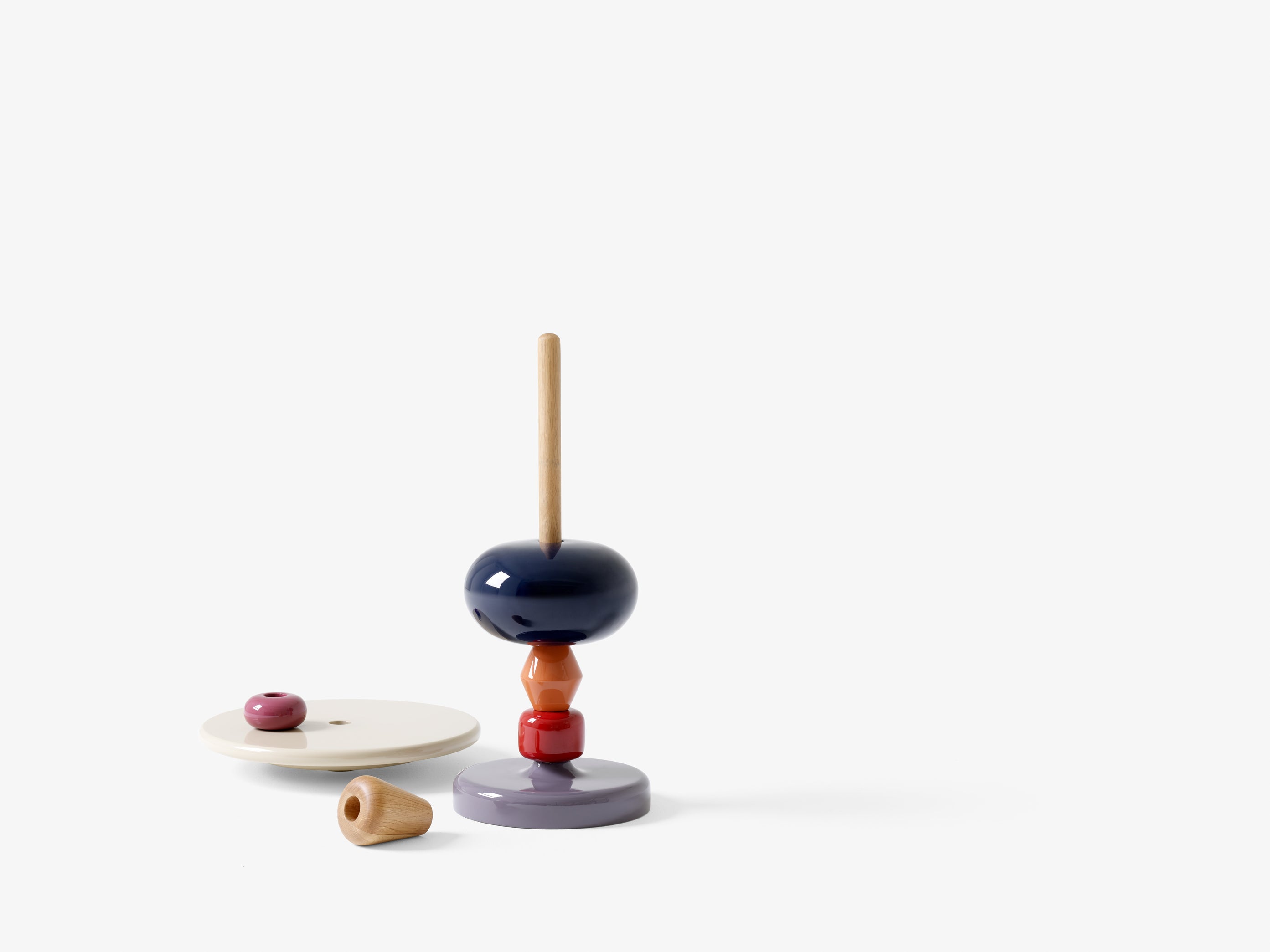 Mesa auxiliar Shuffle MH1 de &Tradition en MDF lacado y roble, diseño minimalista nórdico por Mia Hamborg sobre fondo neutro; Shuffle Side Table MH1 — SHUFFLE_MH1_SPECTRUM; Shuffle Side Table MH1 — ATD_Retail_2021_Shuffle MH1 (1); Shuffle Side Table MH1 — SHUFFLE_MH1_MULTI_2; Shuffle Side Table MH1 — Shuffle MH1_Array