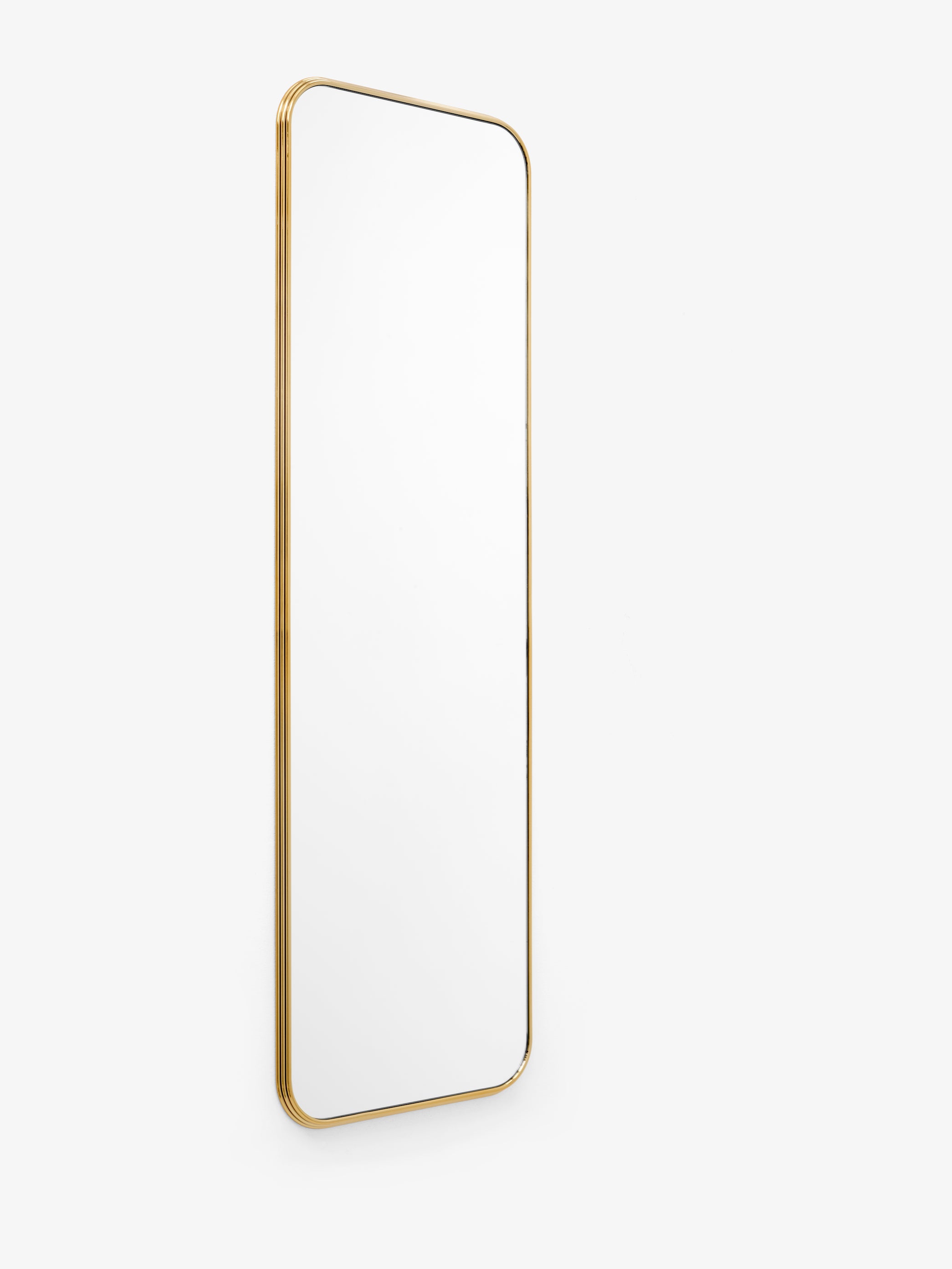 Sillón Mirror SH7 de &Tradition en acero con superficie de espejo plateado, diseño contemporáneo de Sebastian Herkner; Sillon Mirror SH7 — Sillon SH7_Chrome; Sillon Mirror SH7 — Sillon SH7_Brass; Sillon Mirror SH7 — Sillon SH7_closeup brass